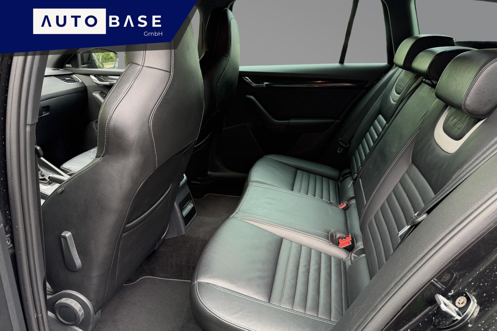 SKODA Octavia Combi 2.0 TDI RS 4x4 DSG * CH Fahrzeug *-image-12