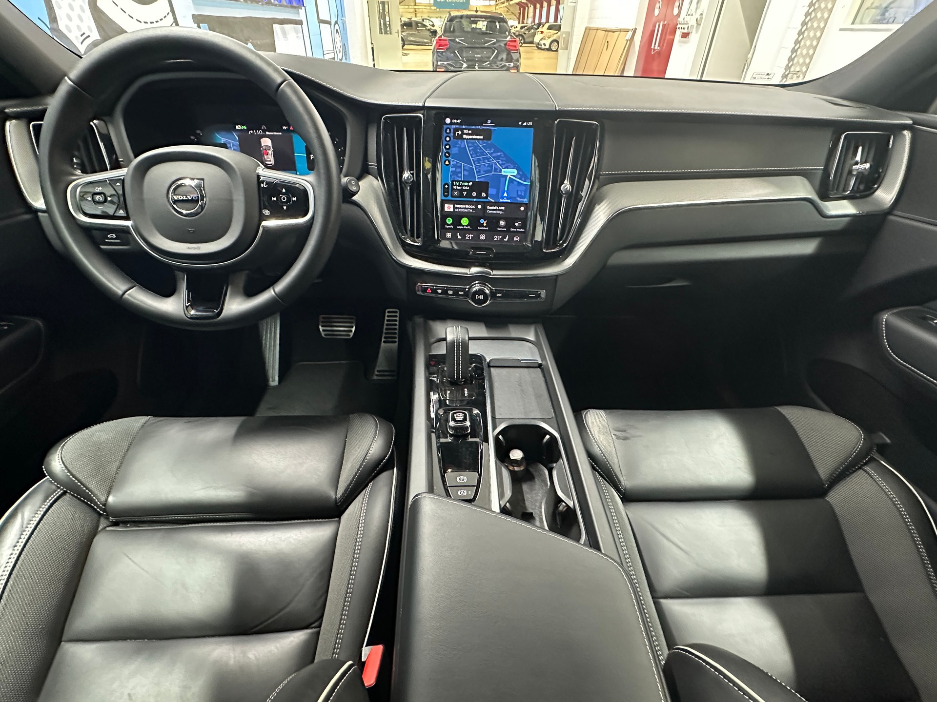 VOLVO XC60 B5 Diesel Mild Hybrid AWD R-Design Geartronic-image-9
