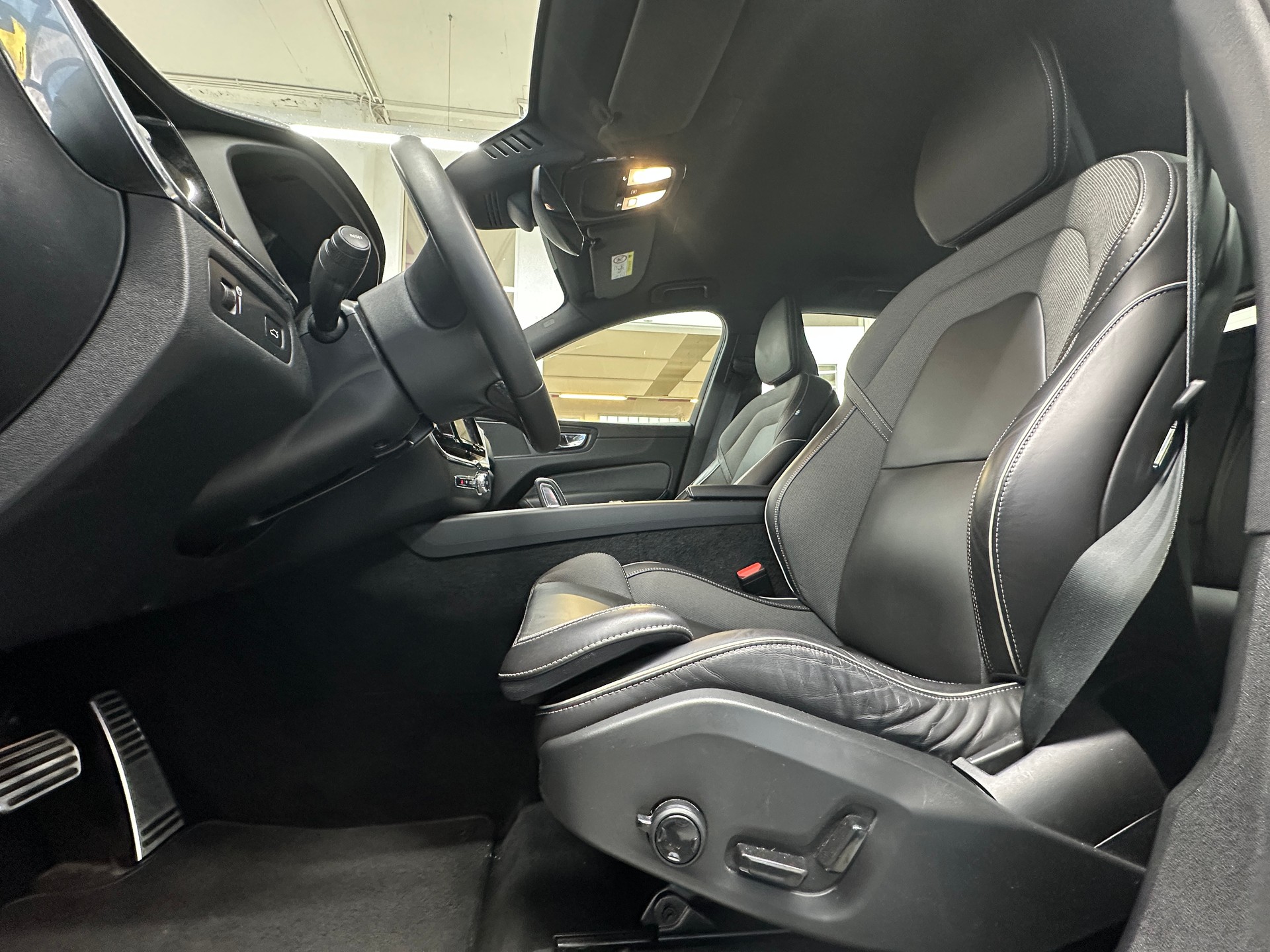 VOLVO XC60 B5 Diesel Mild Hybrid AWD R-Design Geartronic-image-7