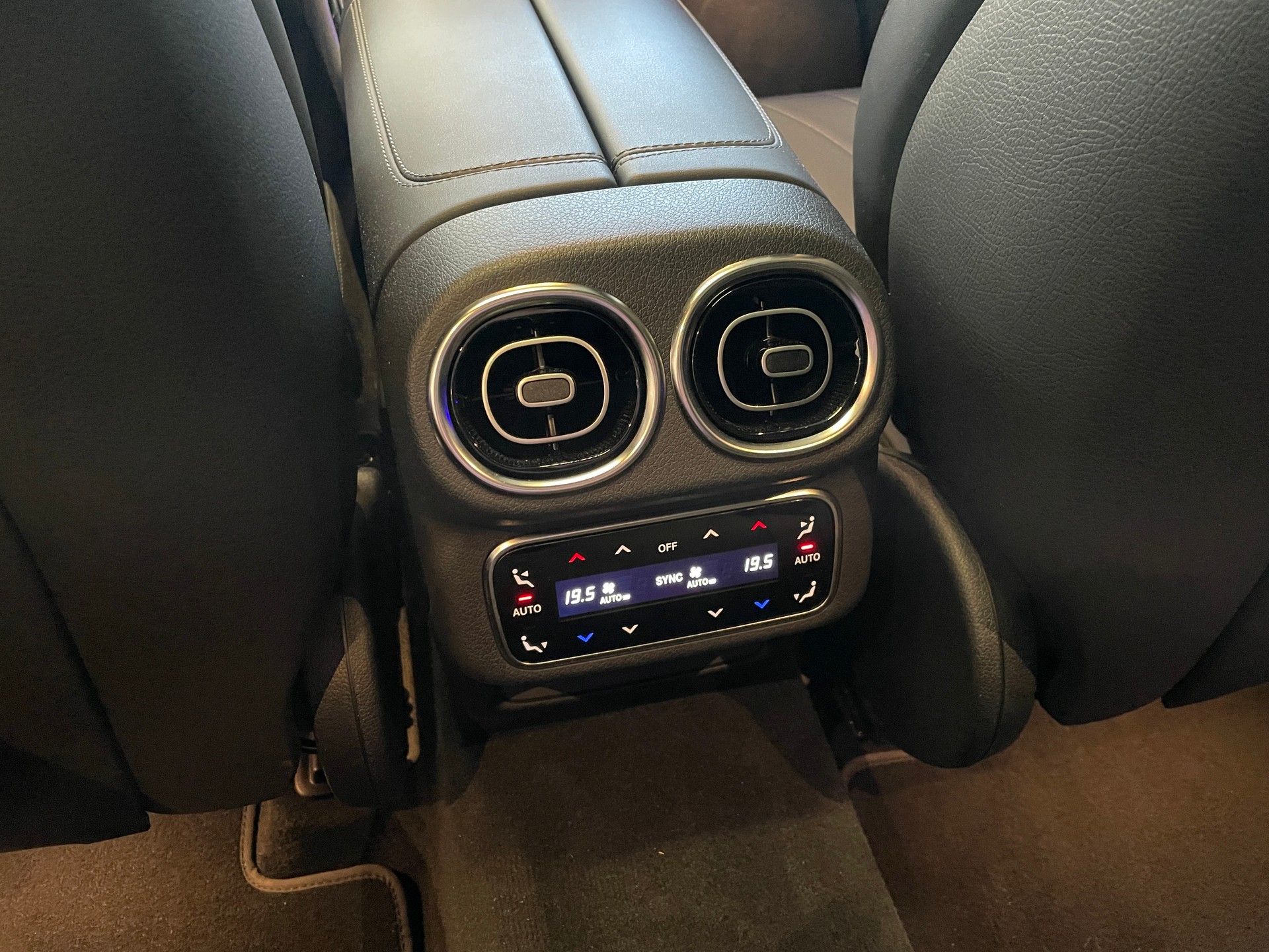 MERCEDES-BENZ GLC 300 4Matic AMG Line 9G-Tronic-image-11