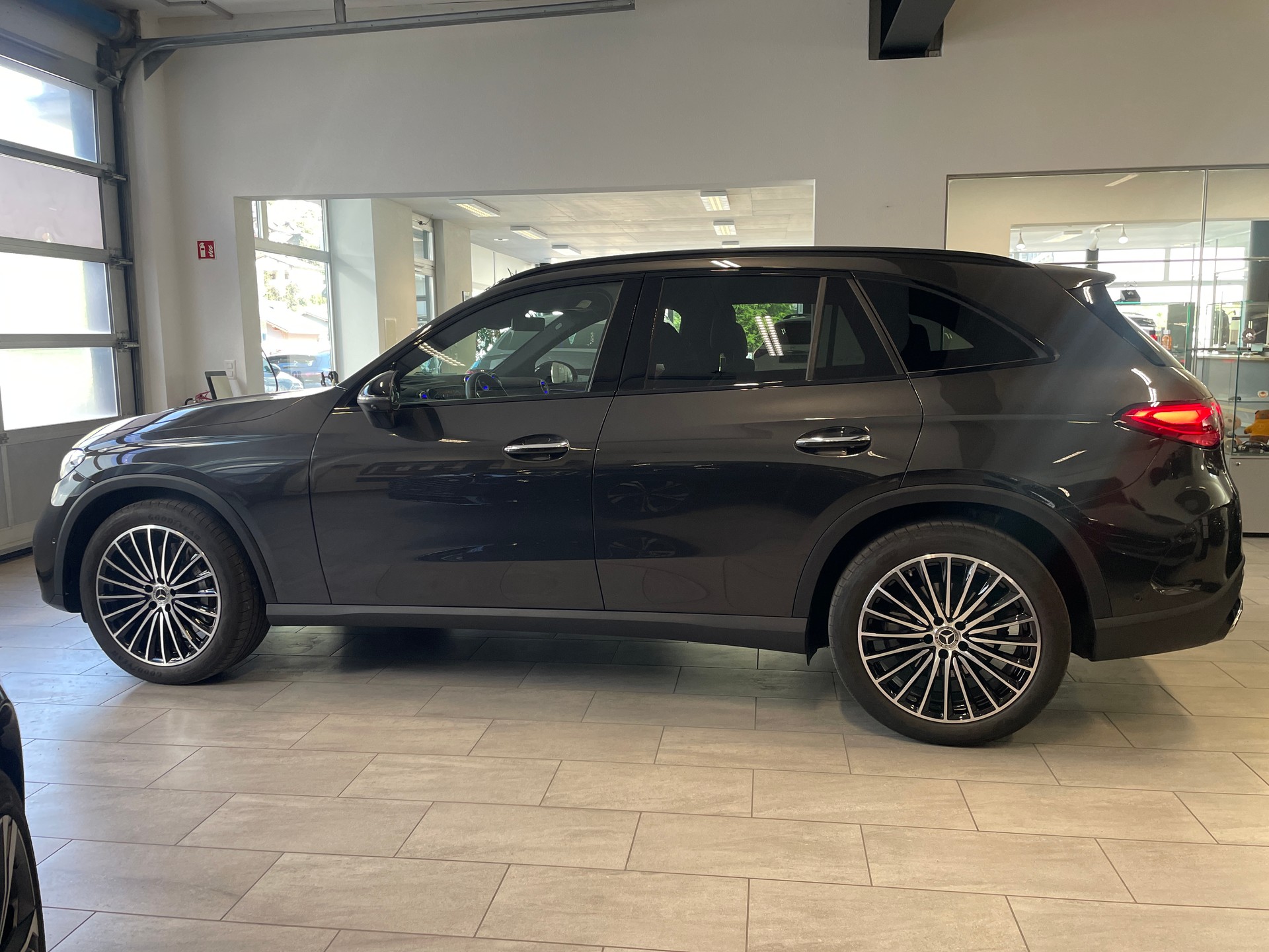 MERCEDES-BENZ GLC 300 4Matic AMG Line 9G-Tronic-image-2