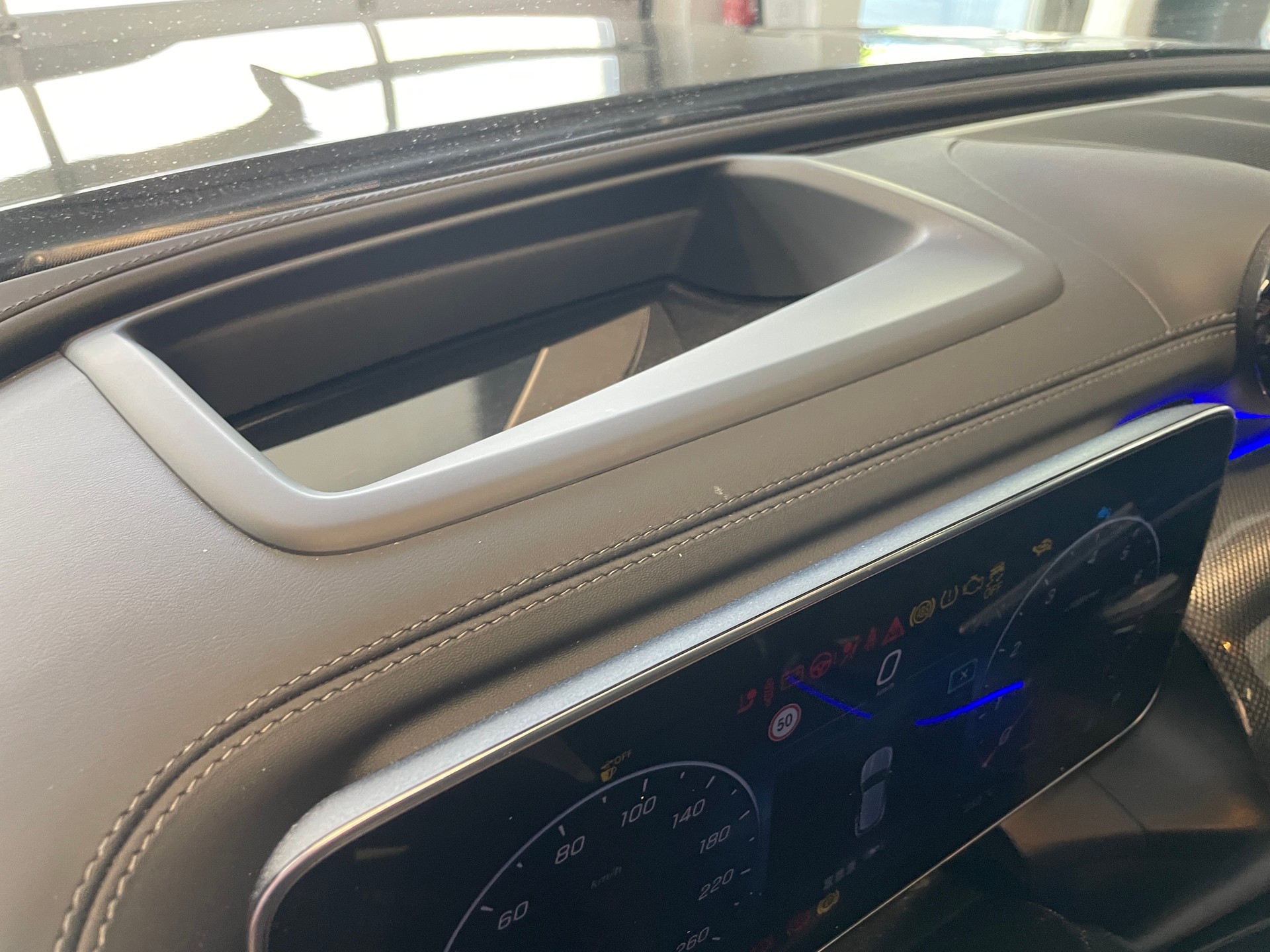 MERCEDES-BENZ GLC 300 4Matic AMG Line 9G-Tronic-image-15