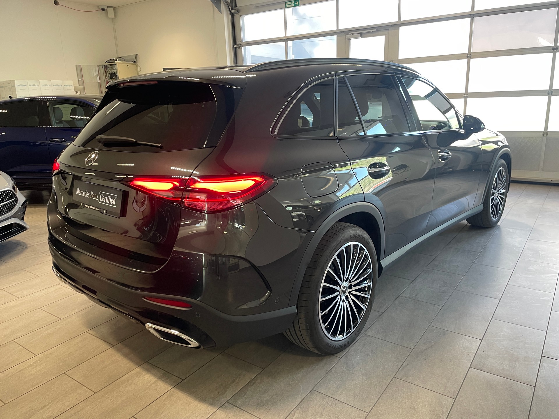 MERCEDES-BENZ GLC 300 4Matic AMG Line 9G-Tronic-image-4