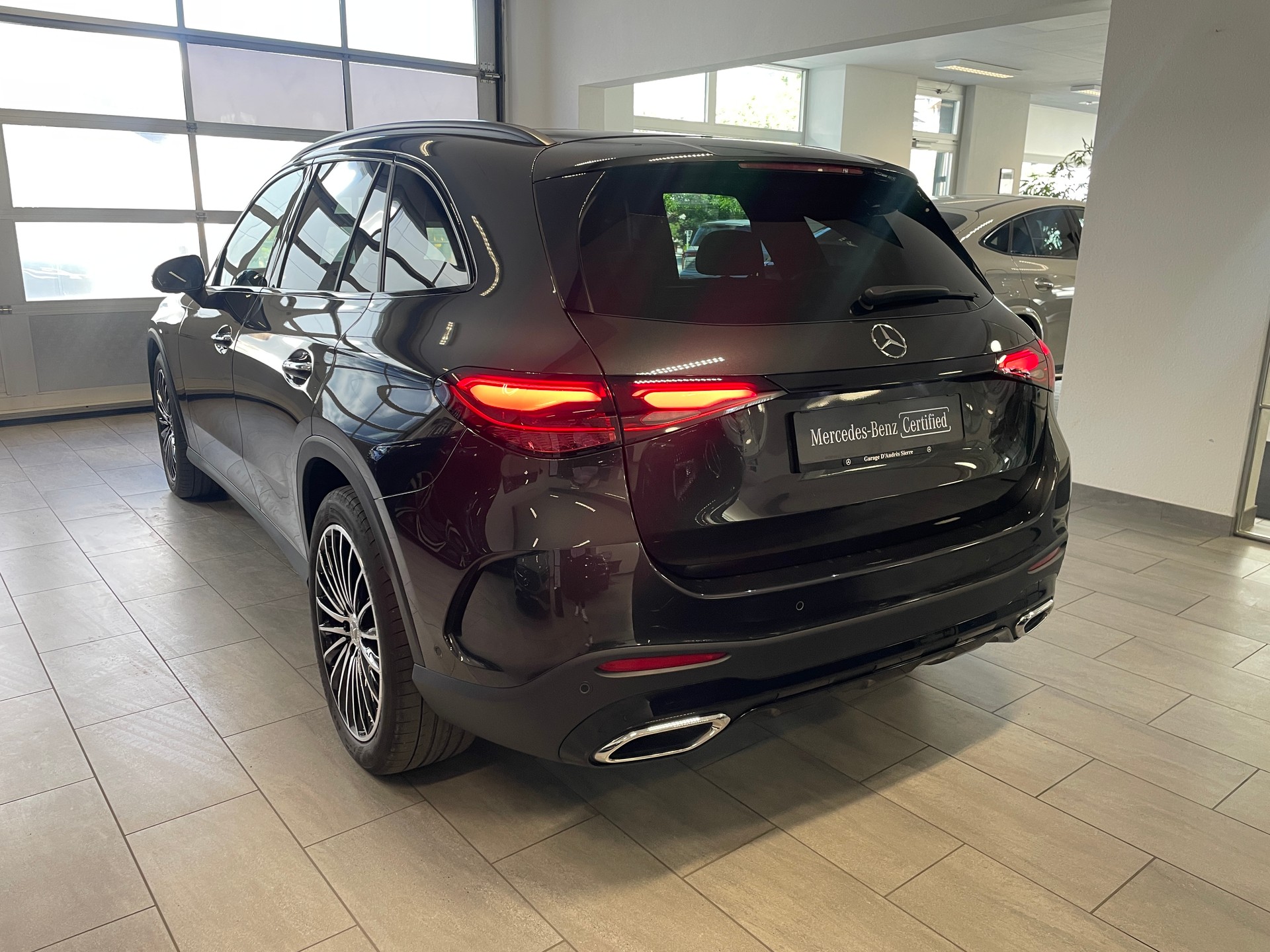 MERCEDES-BENZ GLC 300 4Matic AMG Line 9G-Tronic-image-3