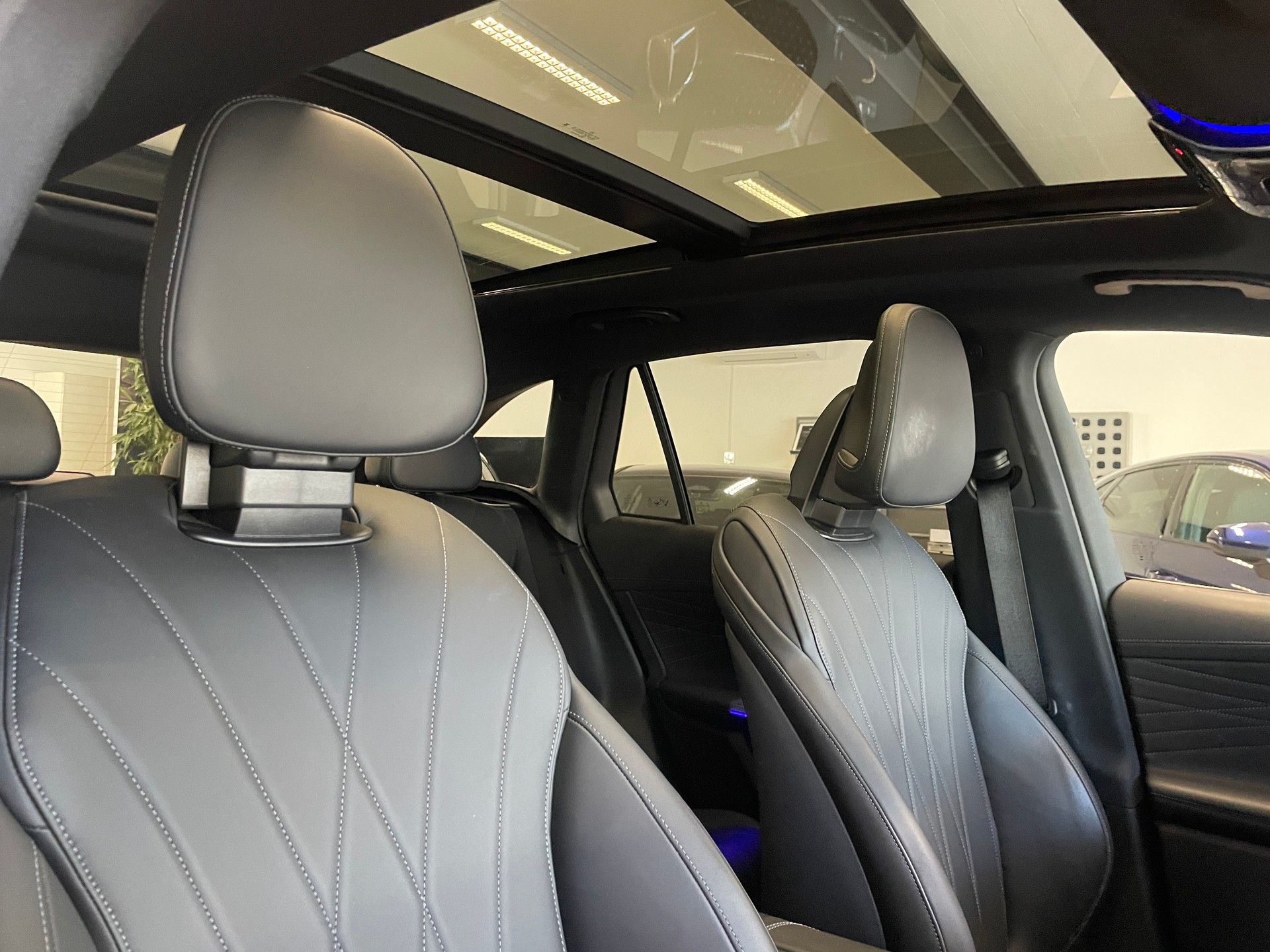 MERCEDES-BENZ GLC 300 4Matic AMG Line 9G-Tronic-image-25