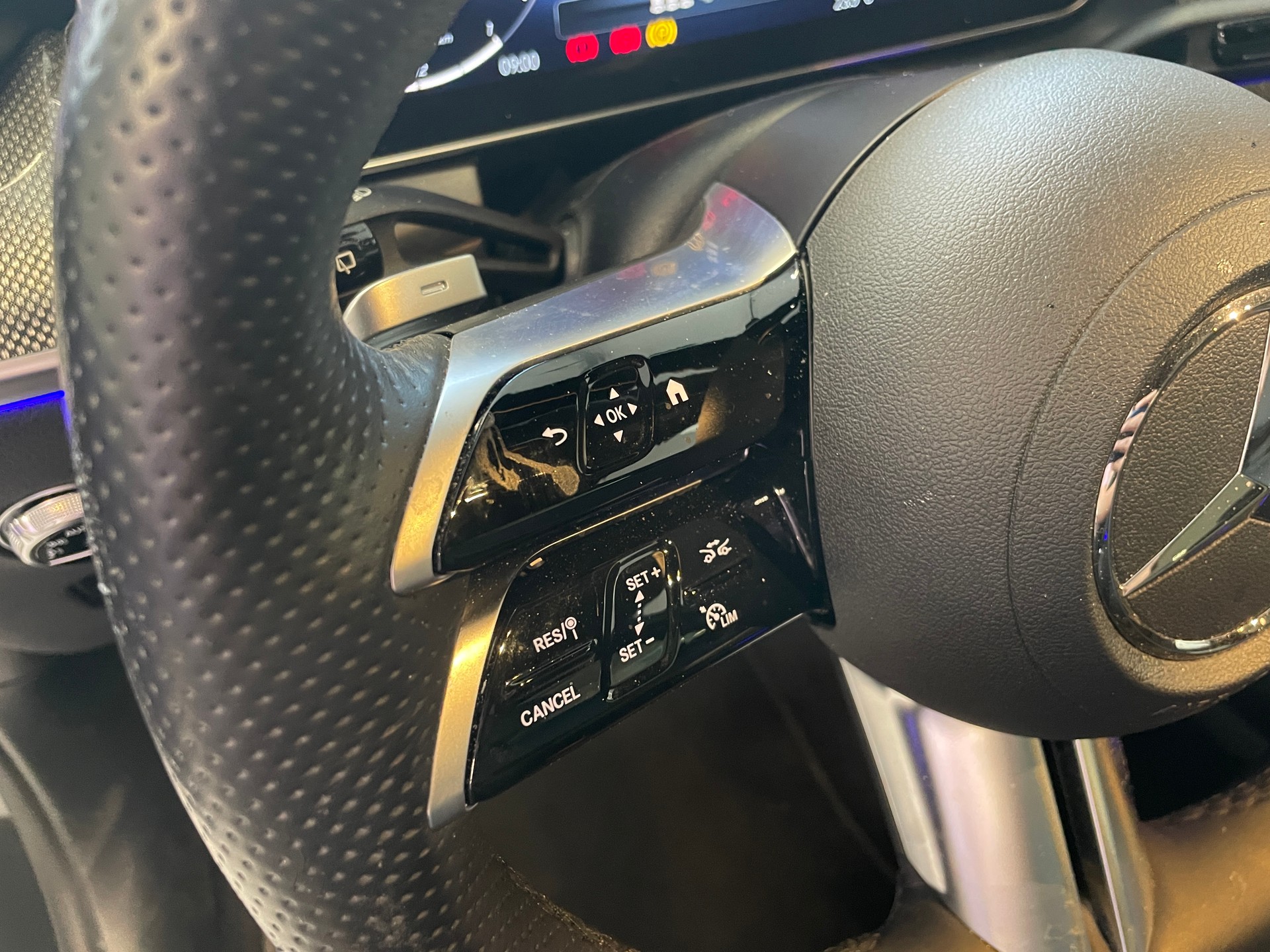 MERCEDES-BENZ GLC 300 4Matic AMG Line 9G-Tronic-image-14
