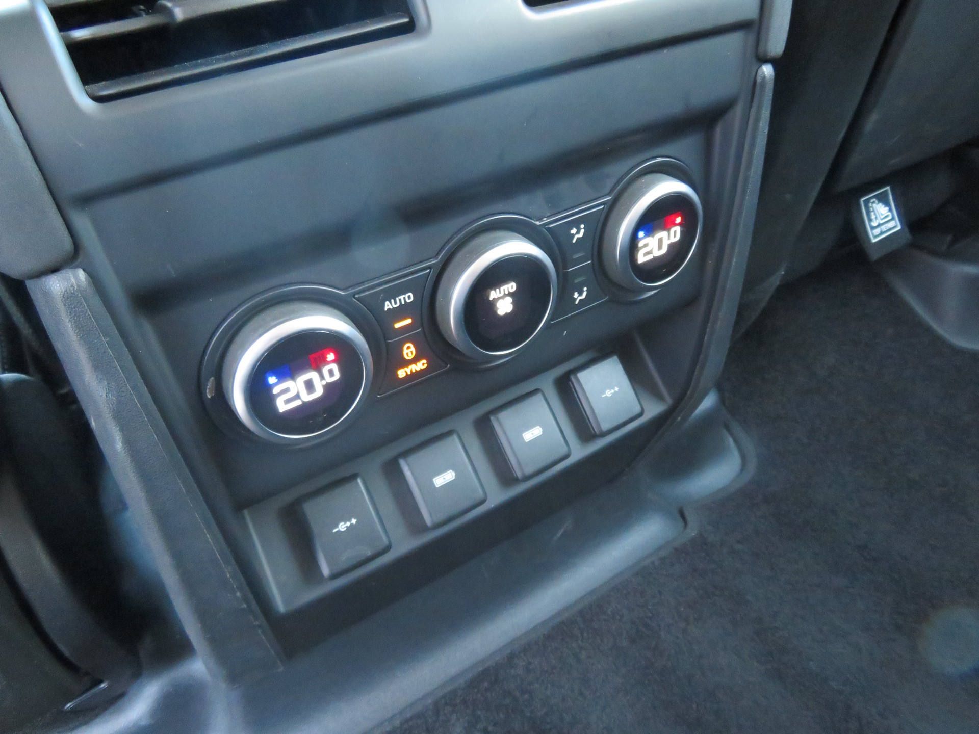 LAND ROVER Defender 110 D240 SD4 AT8-image-13