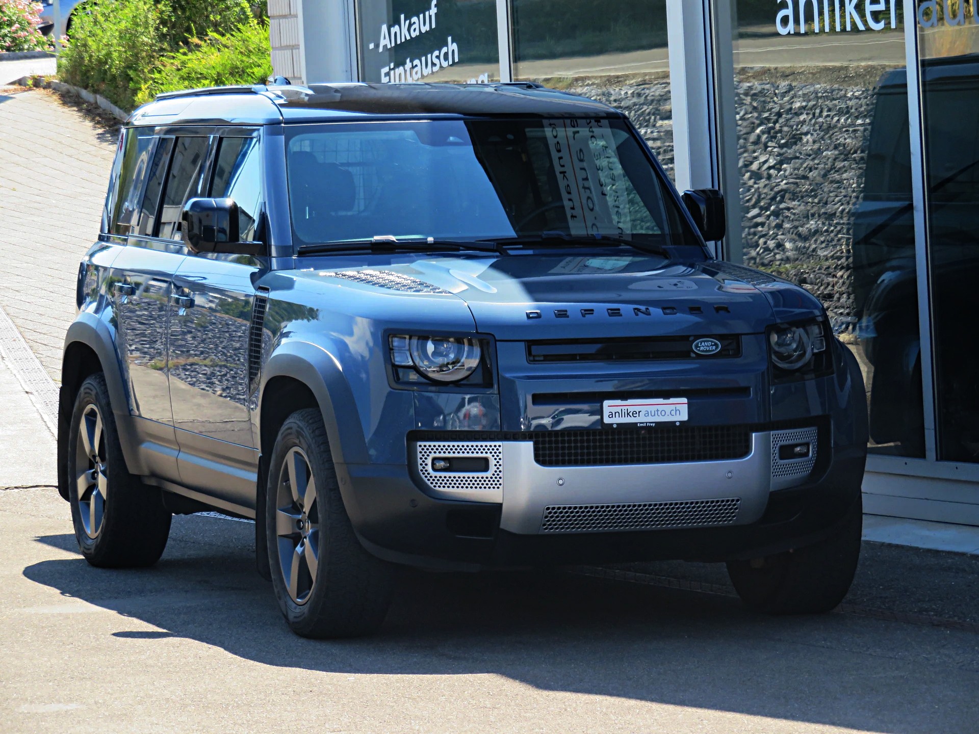 LAND ROVER Defender 110 D240 SD4 AT8-image-0