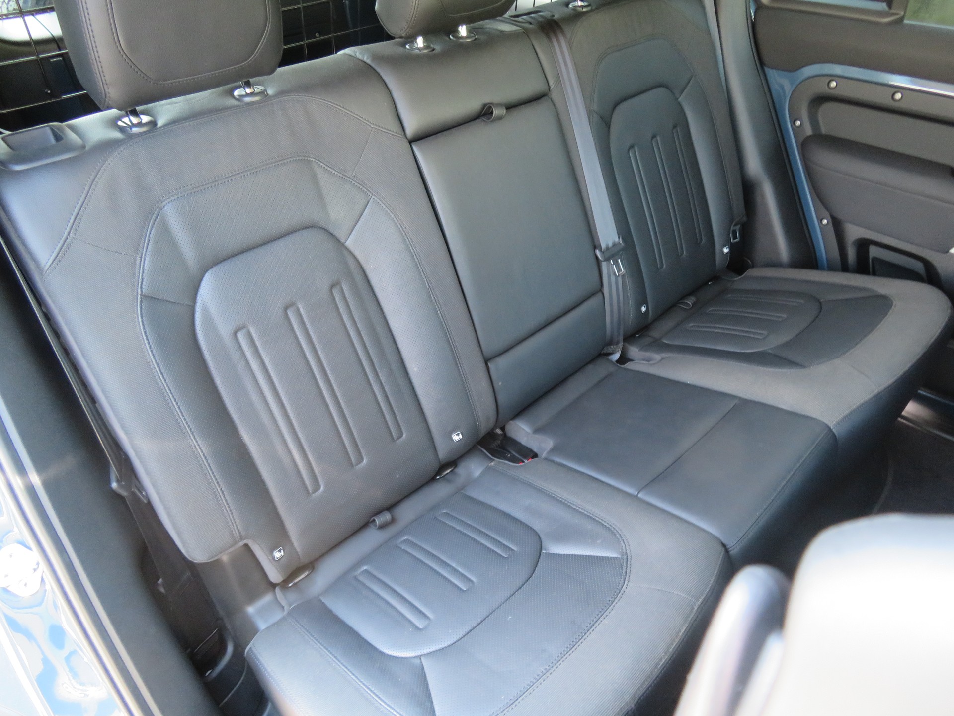 LAND ROVER Defender 110 D240 SD4 AT8-image-15