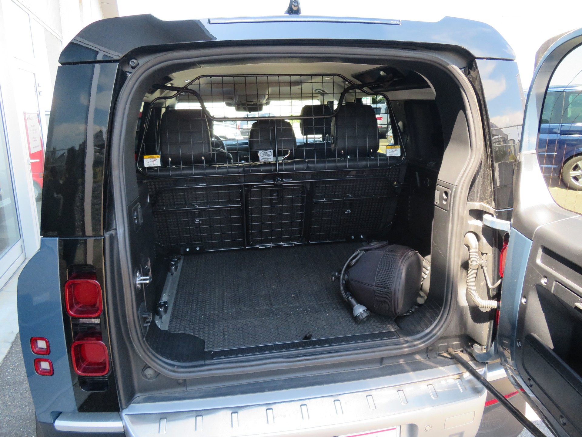LAND ROVER Defender 110 D240 SD4 AT8-image-3