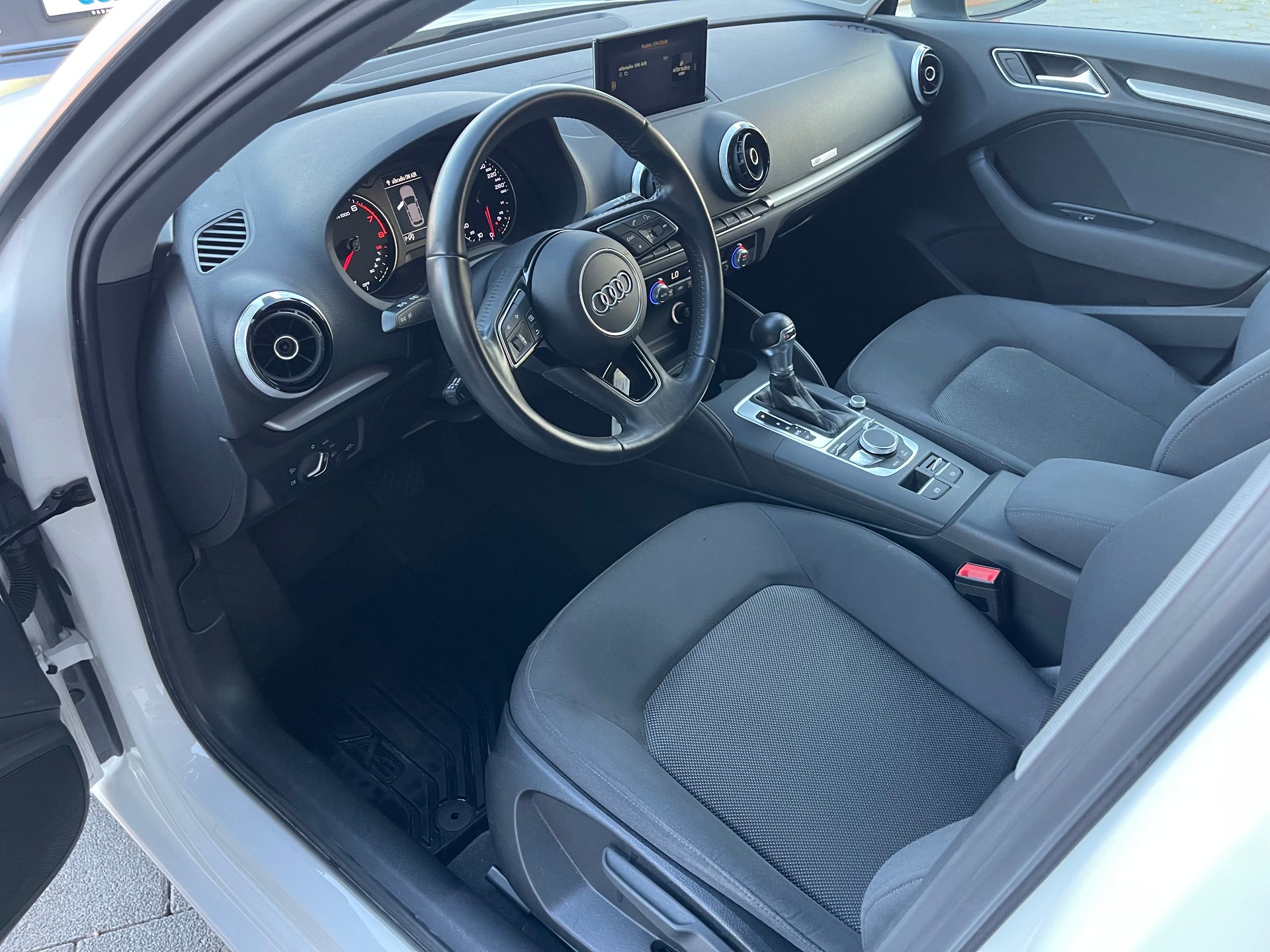 AUDI A3 Sportback 1.4 TFSI Design S-tronic-image-13