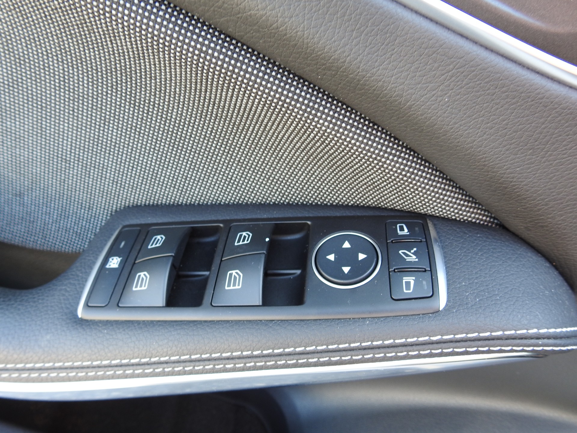 MERCEDES-BENZ A 220 Style 4Matic 7G-DCT-image-24
