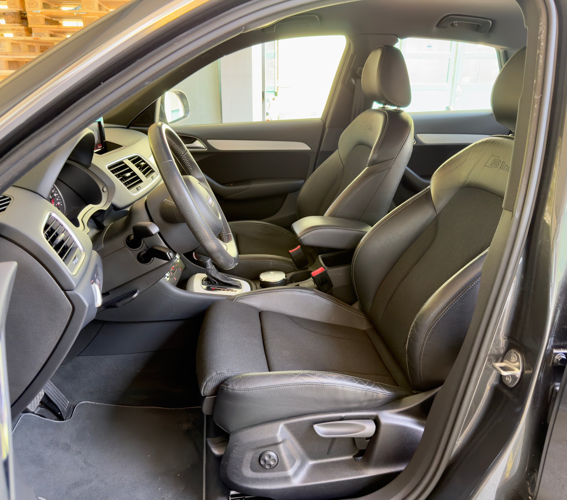 AUDI Q3 2.0 TDI quattro S-tronic-image-12