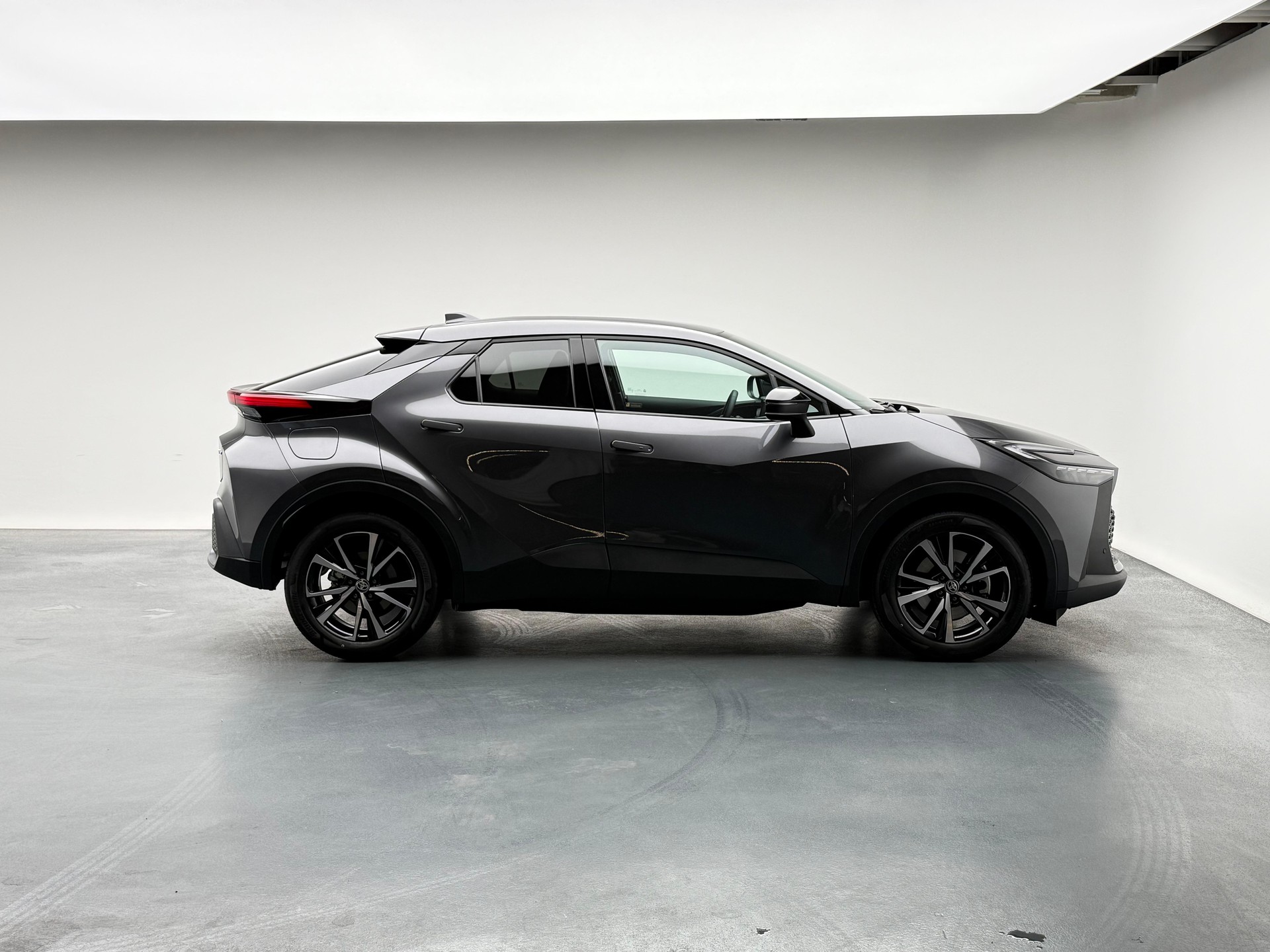 TOYOTA C-HR 2.0 PHEV Swiss Edition-image-4