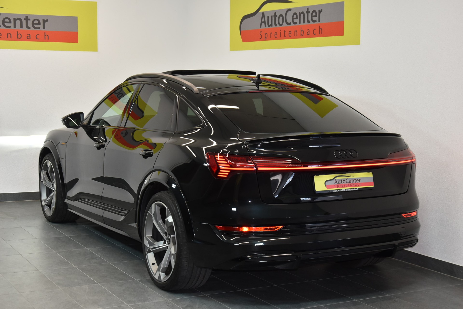 AUDI e-tron S Sportback quattro-image-11