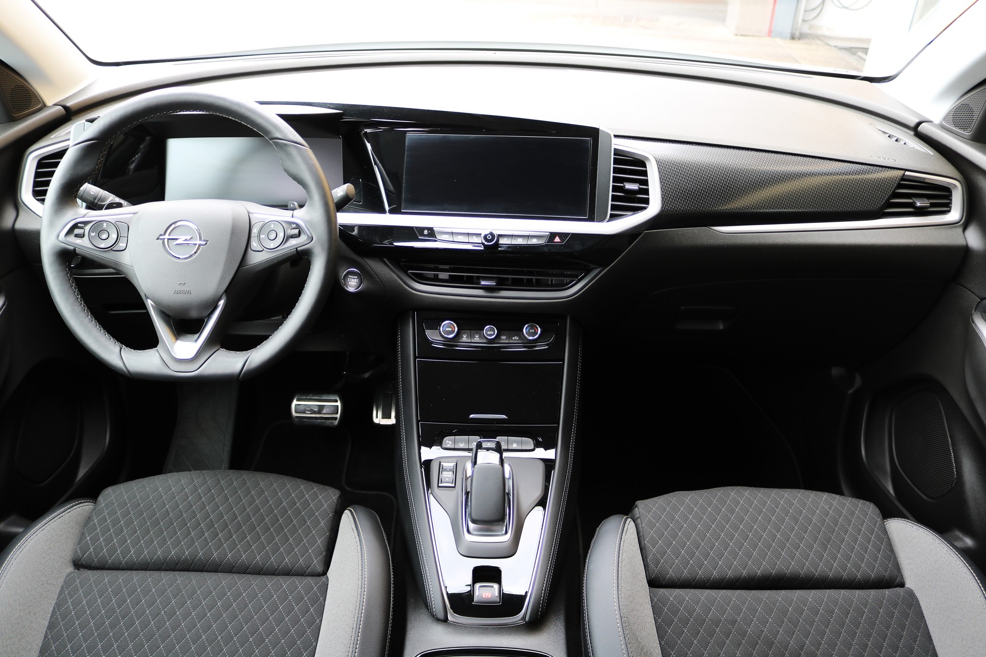 OPEL Grandland X 1.6 Hybrid GS Automatik-image-3