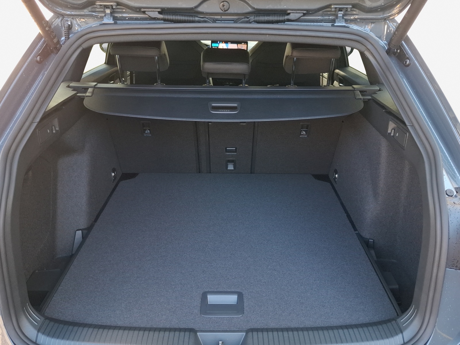 VW Golf Variant 1.5 eTSI mHEV R-Line DSG-image-11
