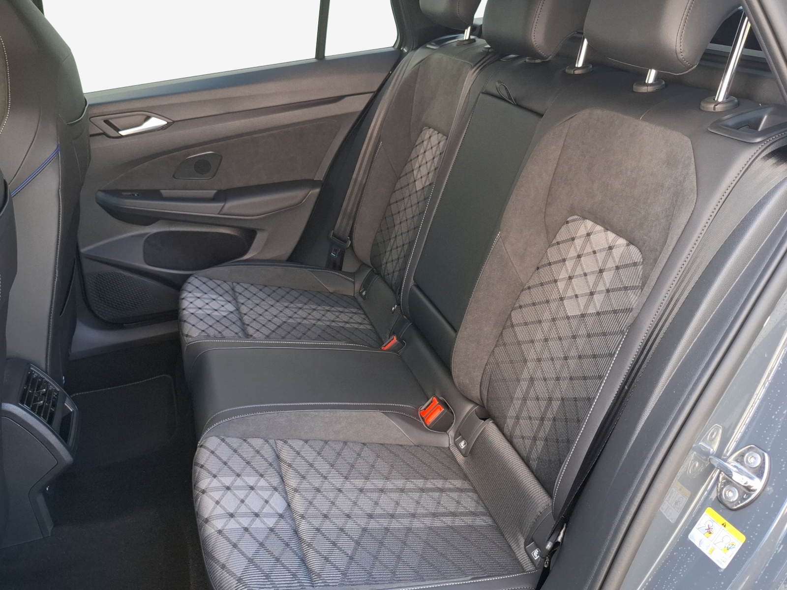 VW Golf Variant 1.5 eTSI mHEV R-Line DSG-image-10