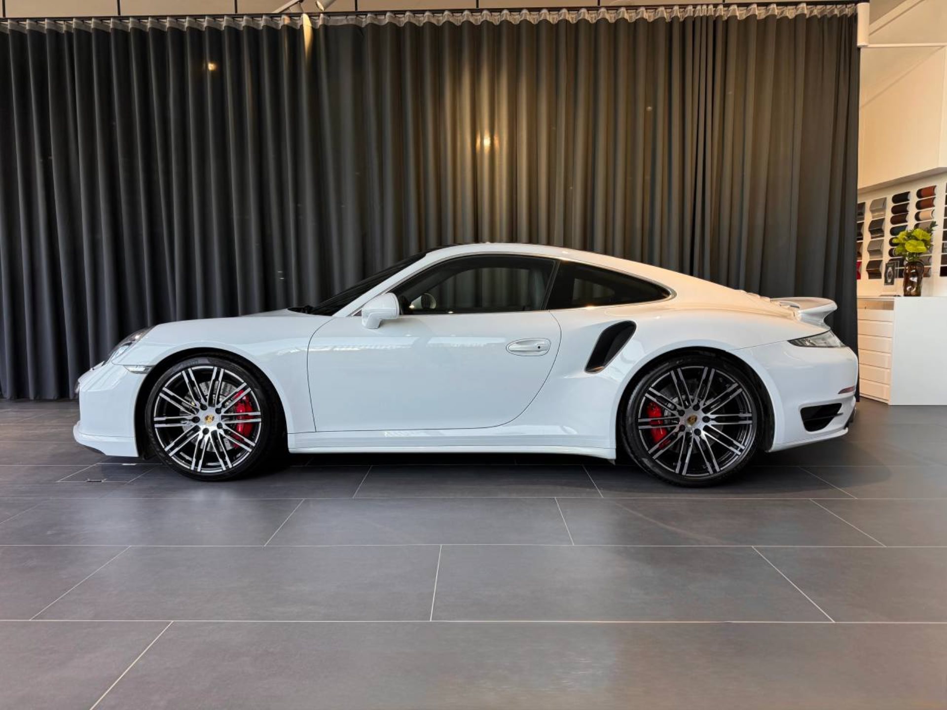 PORSCHE 911 Turbo-image-1