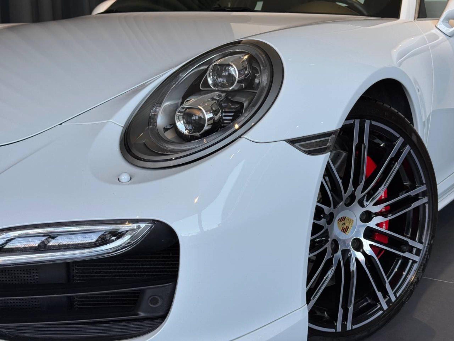 PORSCHE 911 Turbo-image-29