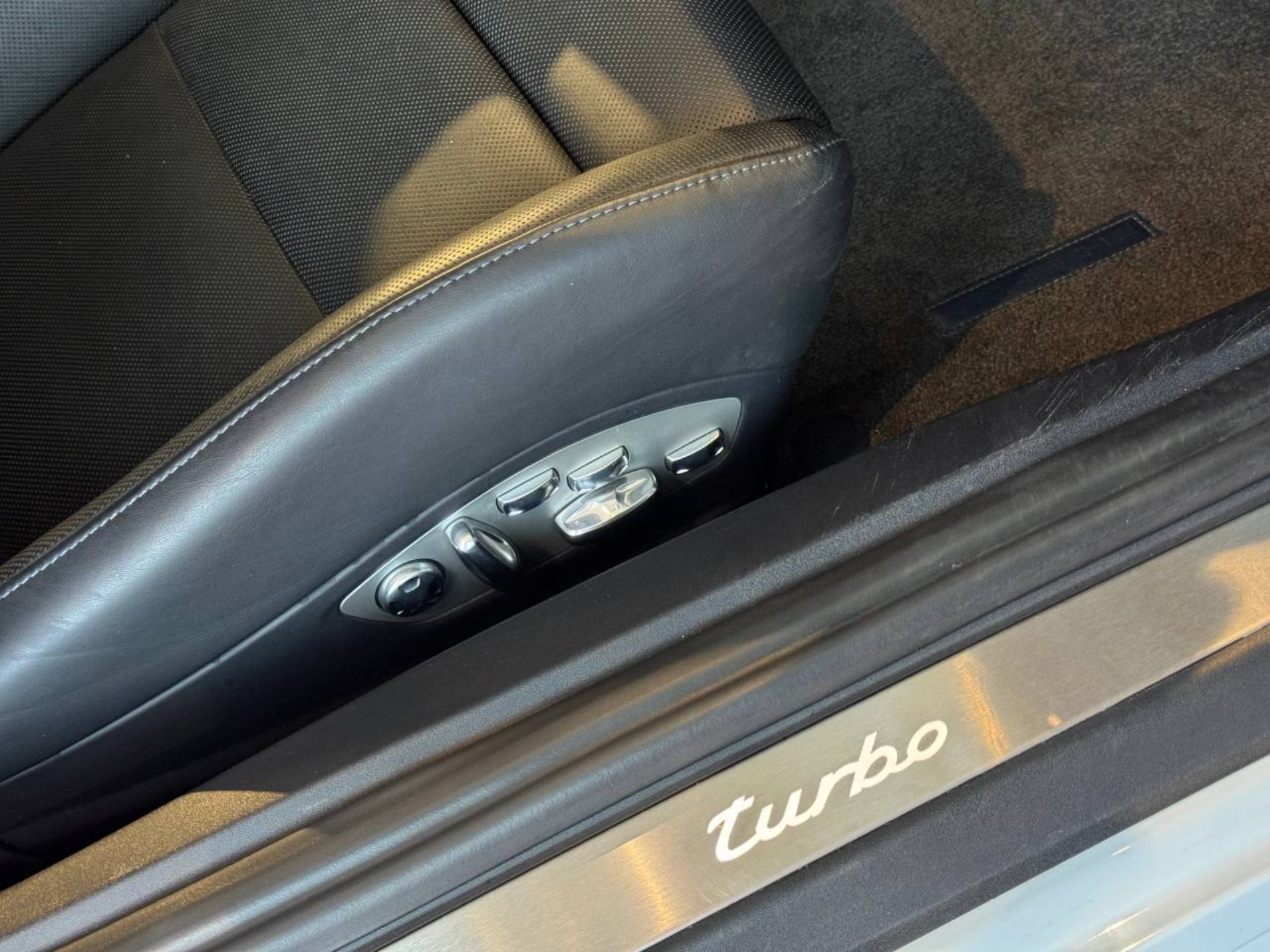 PORSCHE 911 Turbo-image-21
