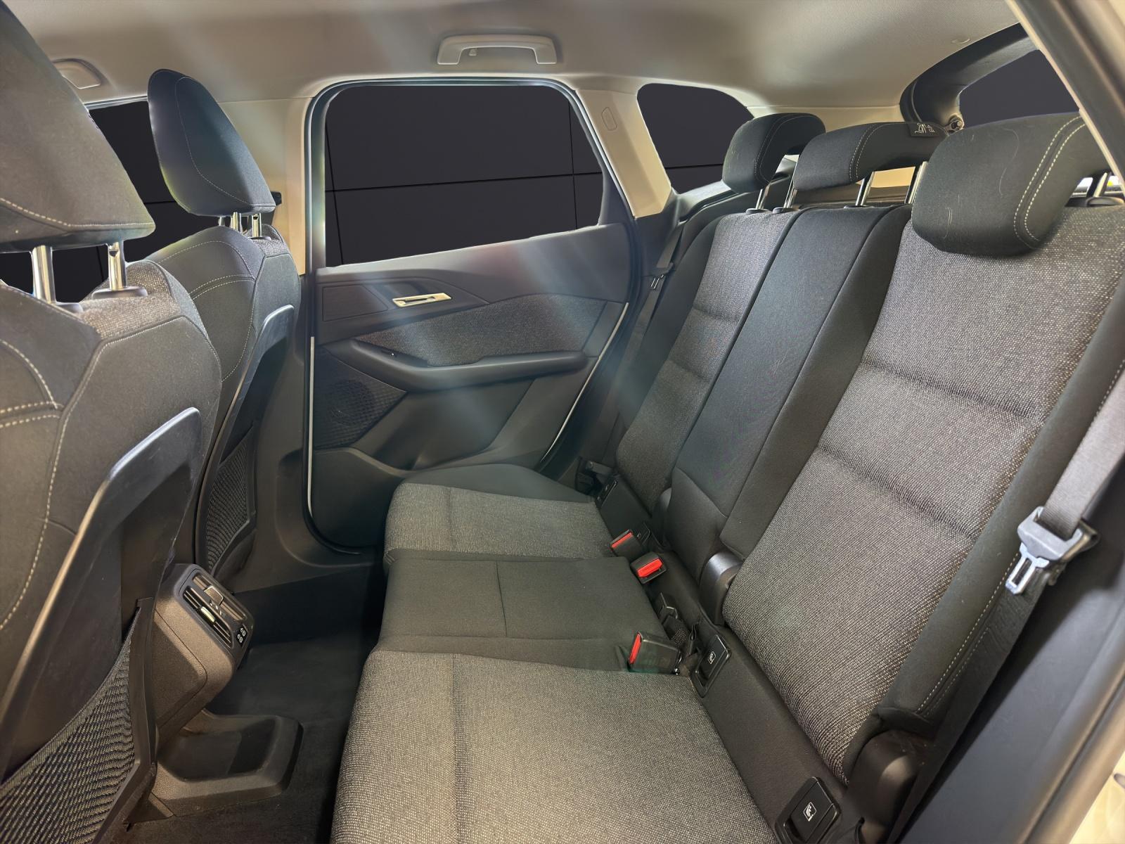 BMW 218i Active Tourer-image-11