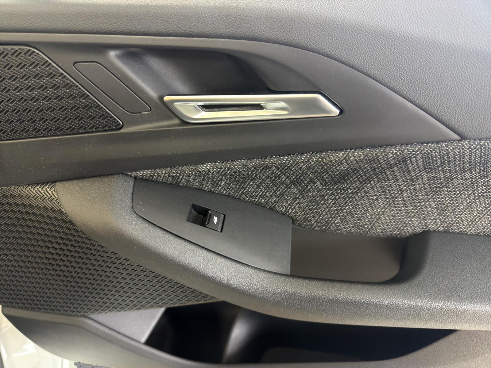 BMW 218i Active Tourer-image-15