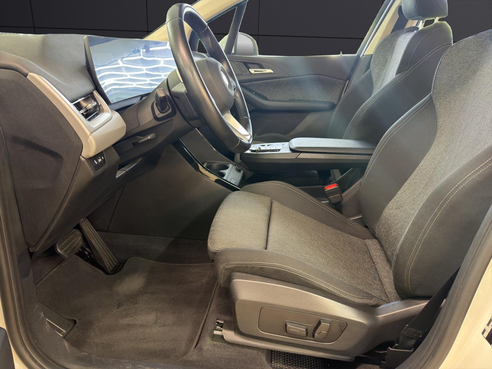 BMW 218i Active Tourer-image-10