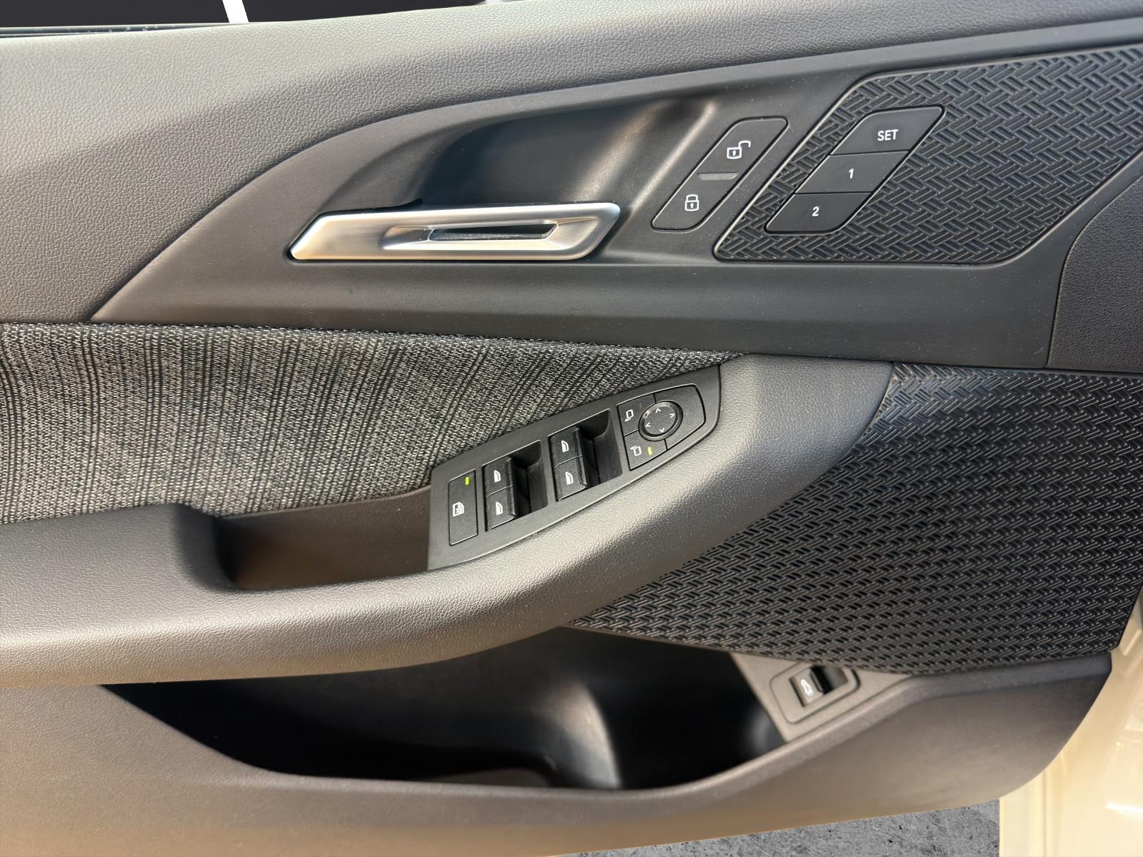 BMW 218i Active Tourer-image-9