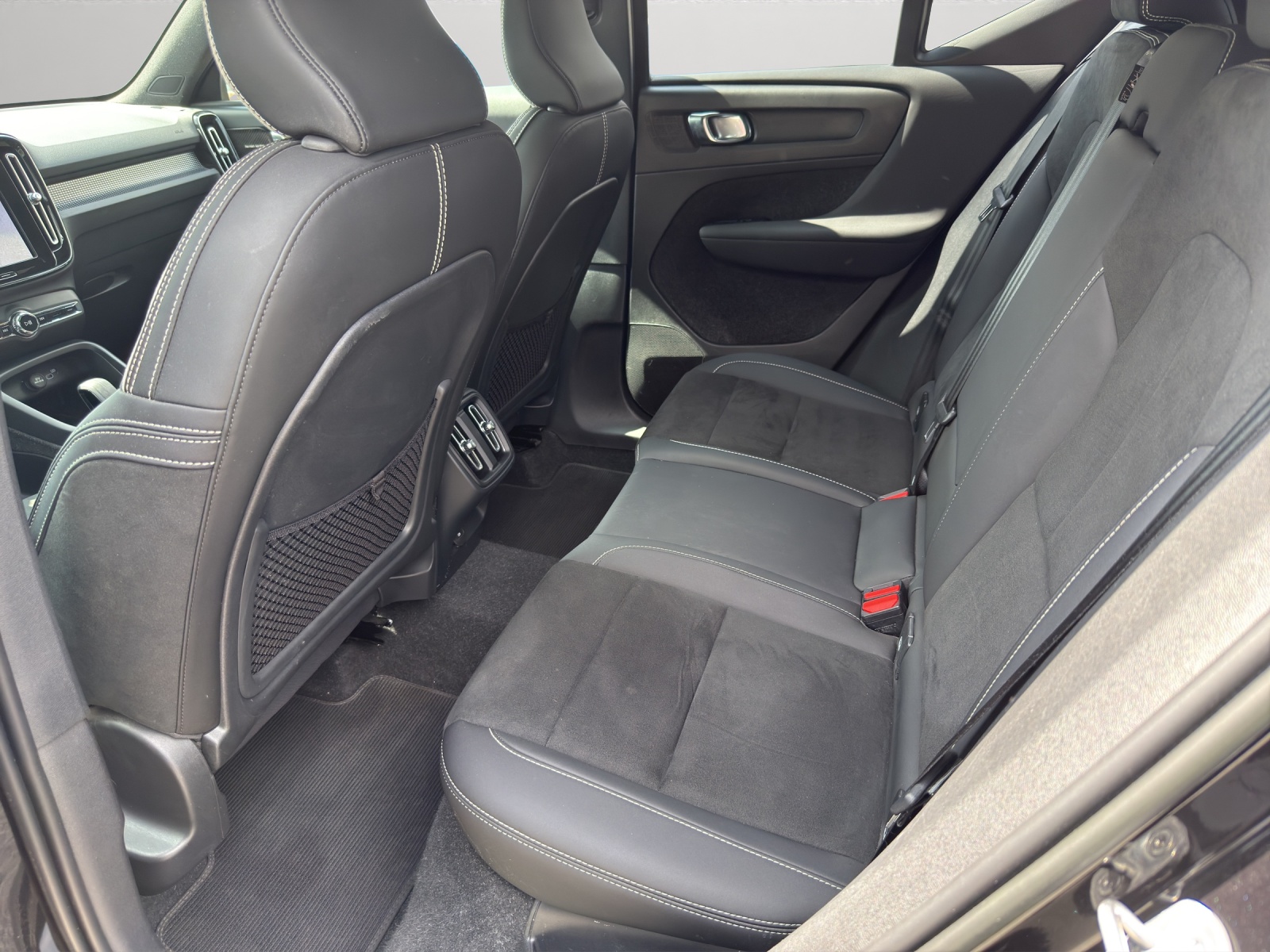 VOLVO XC40 2.0 B4 MH Ultimate Dark AWD-image-14