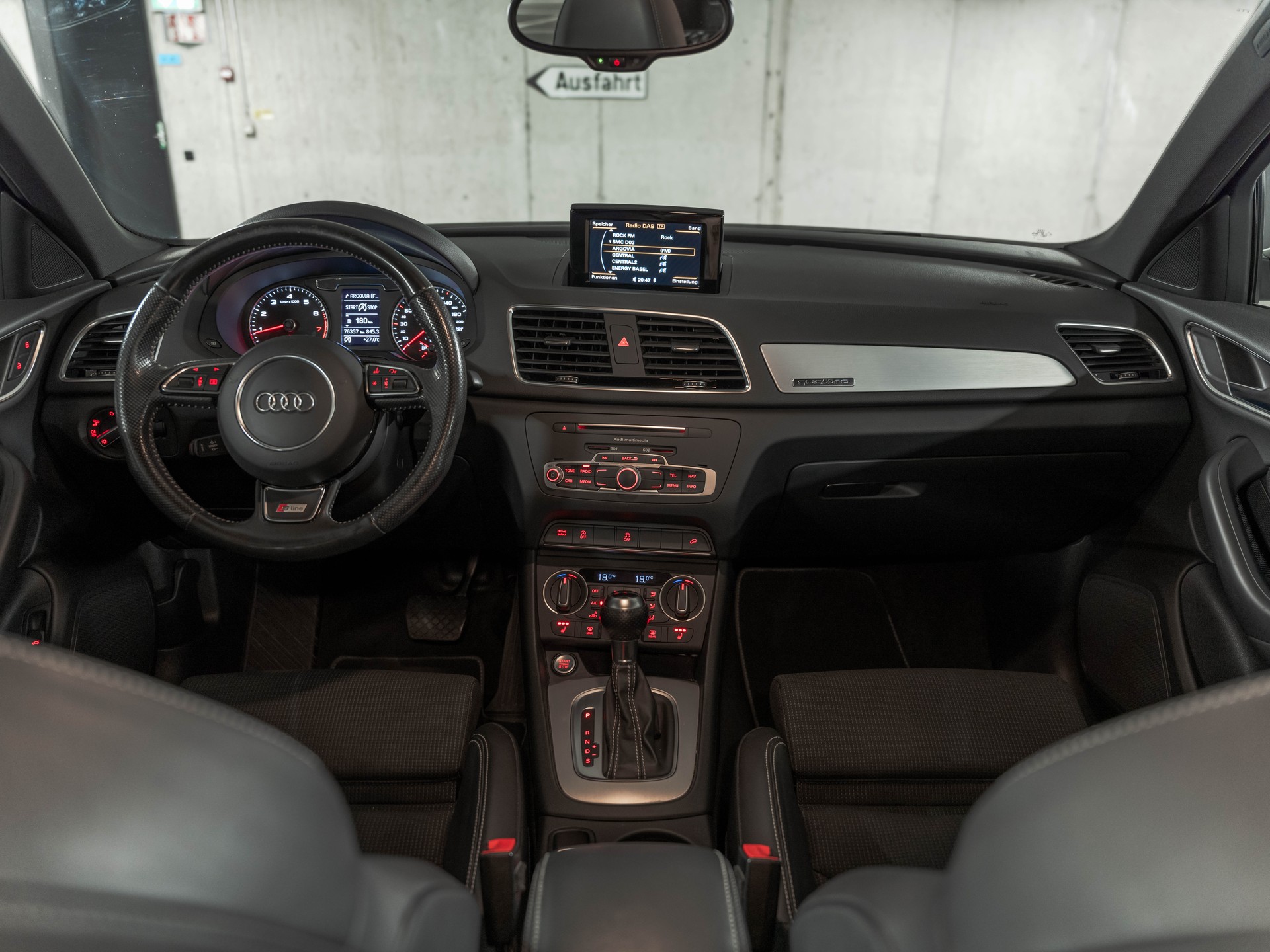 AUDI Q3 2.0 TFSI S-Line Quattro S-Tronic-image-16