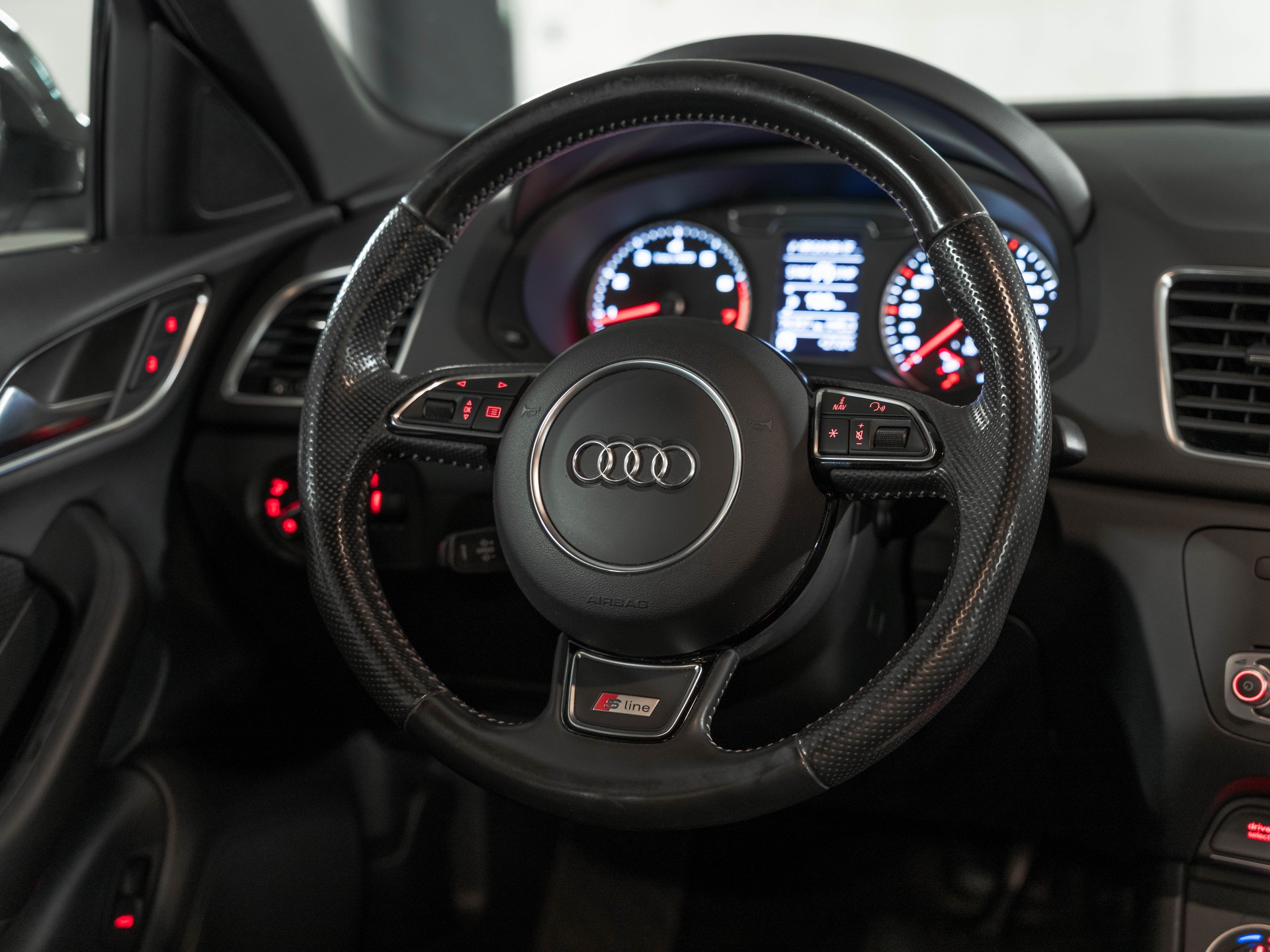 AUDI Q3 2.0 TFSI S-Line Quattro S-Tronic-image-17