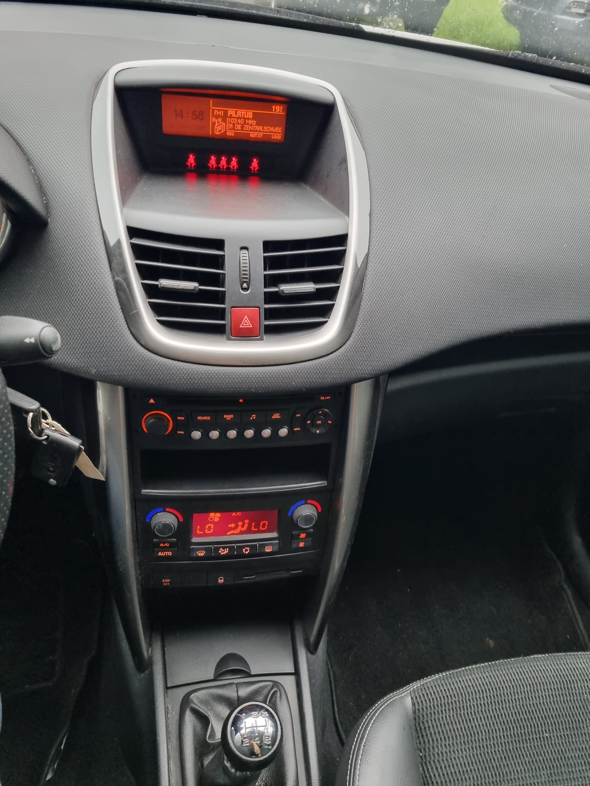 PEUGEOT 207 SW 1.6 16V Swiss Edition-image-10