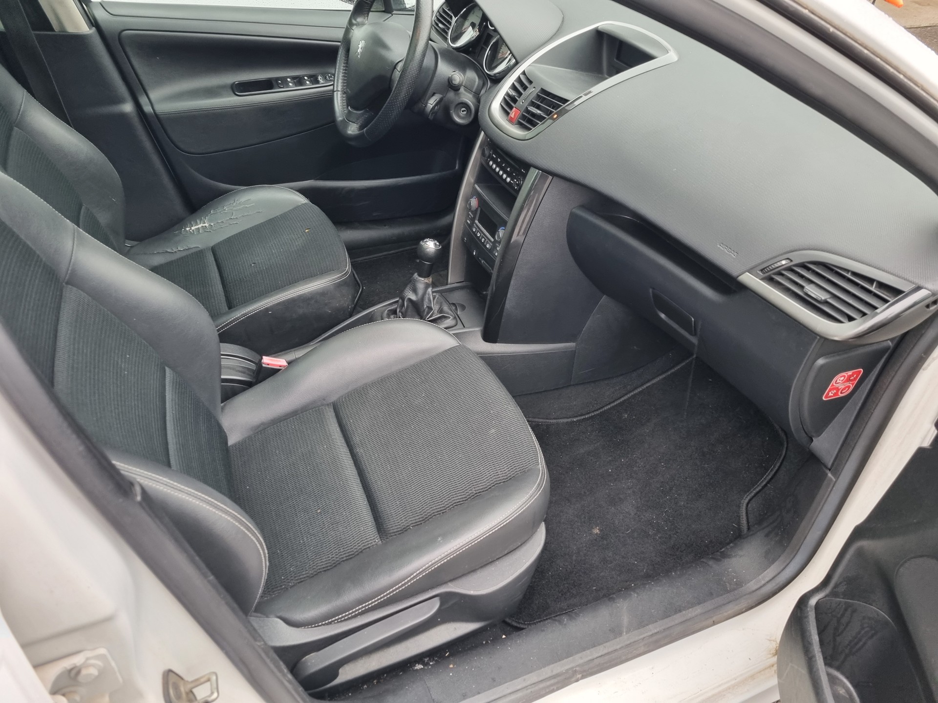 PEUGEOT 207 SW 1.6 16V Swiss Edition-image-4