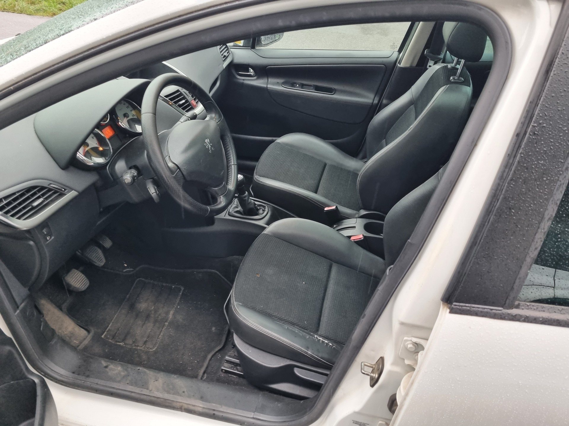 PEUGEOT 207 SW 1.6 16V Swiss Edition-image-8