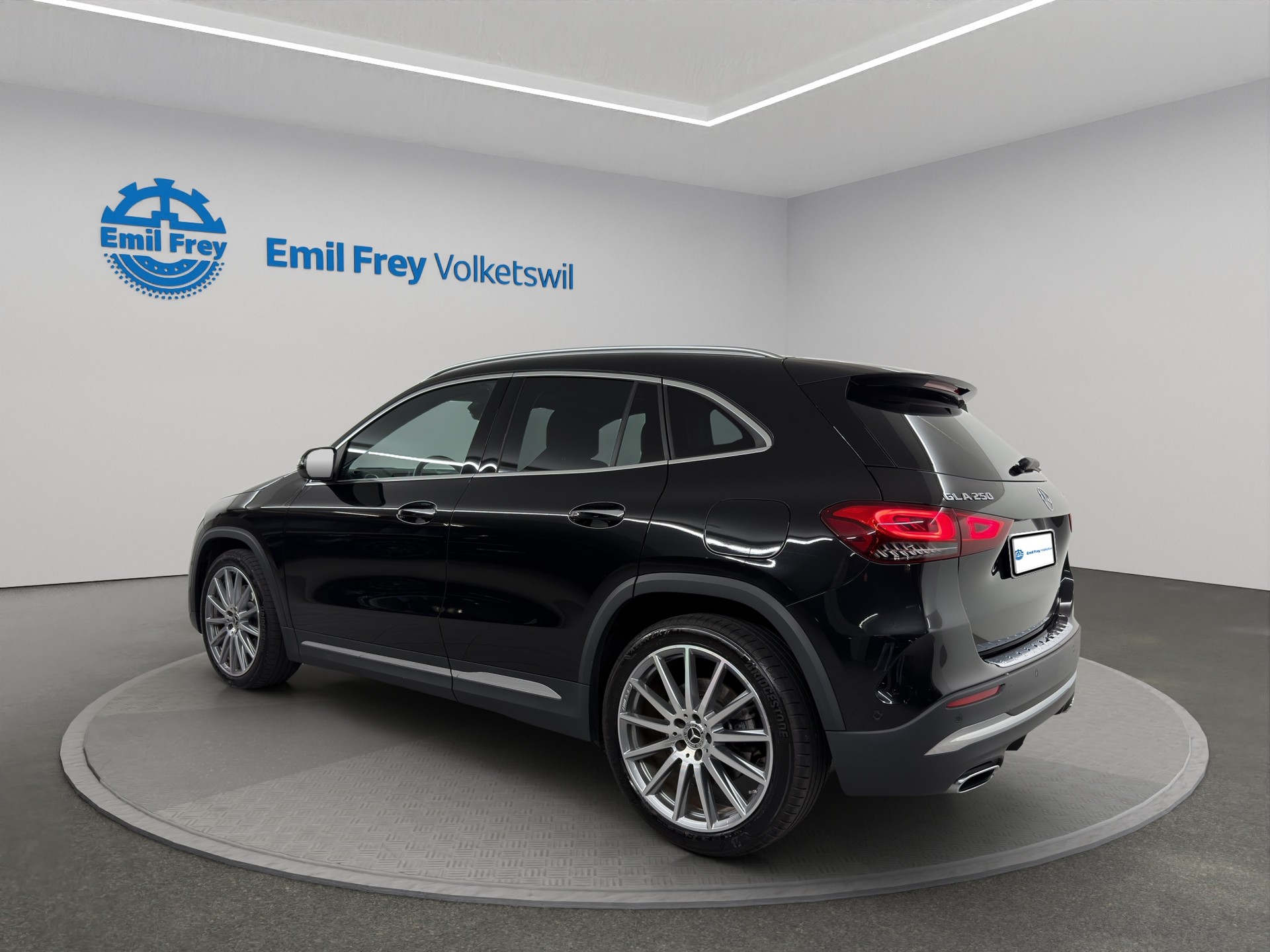 MERCEDES-BENZ GLA 250 AMG Line 4matic-image-2