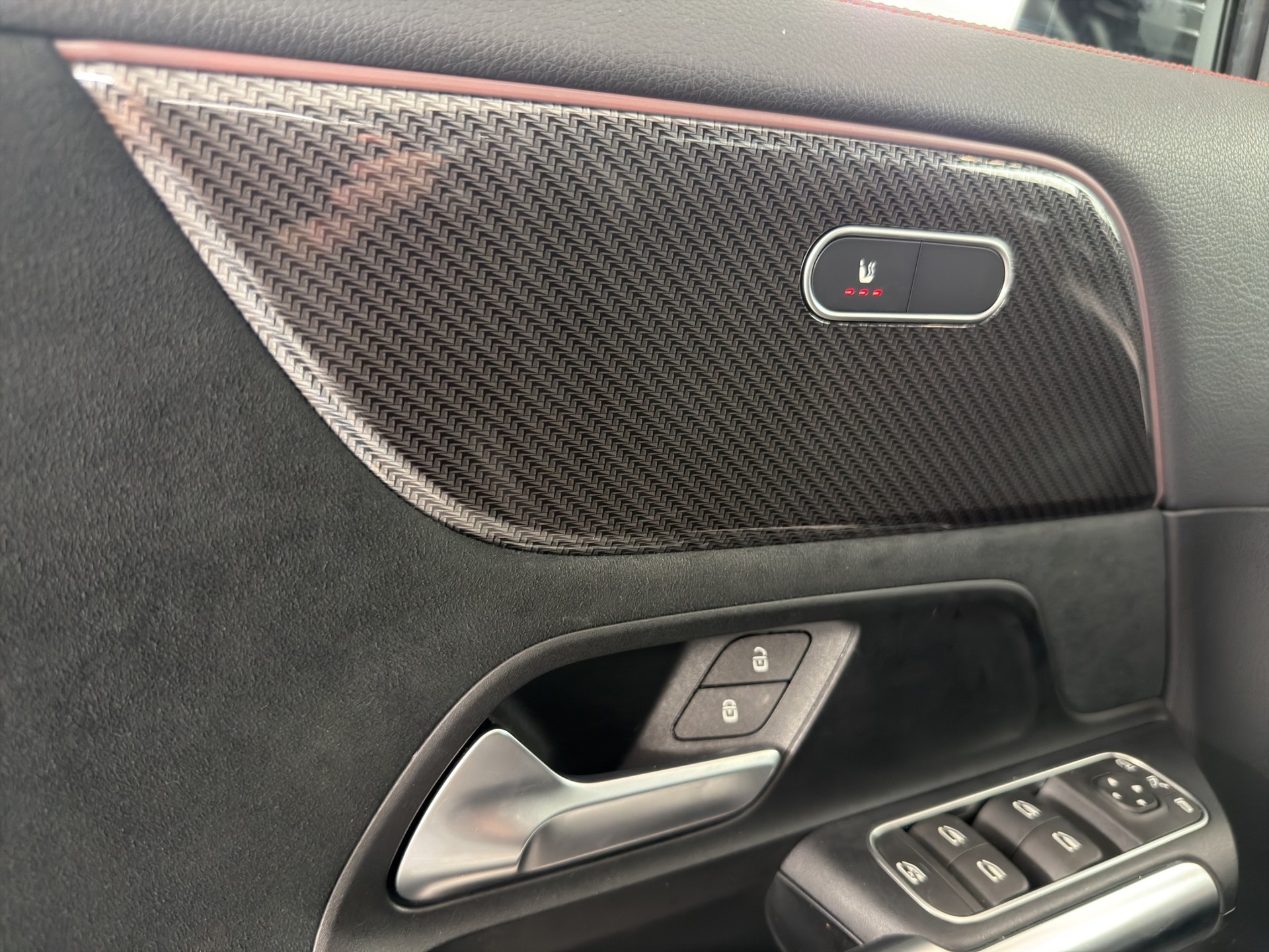 MERCEDES-BENZ GLA 250 AMG Line 4matic-image-13