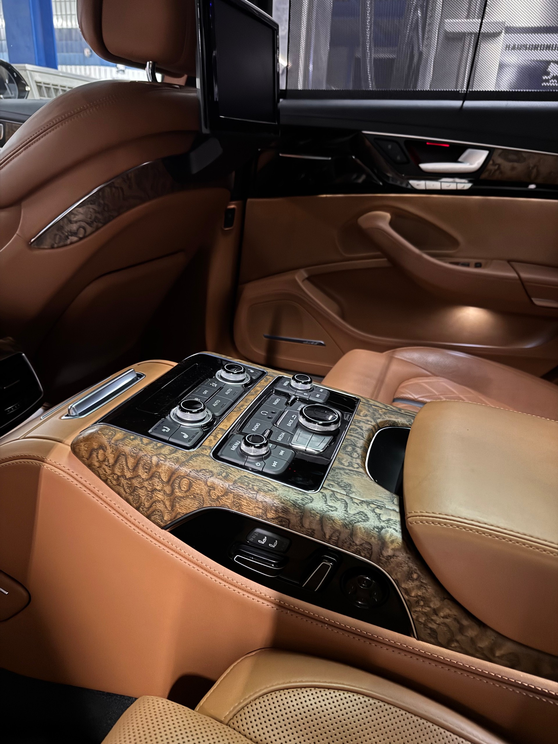 AUDI A8 L 4.0 V8 TFSI quat.T-Tronic LWB-image-4