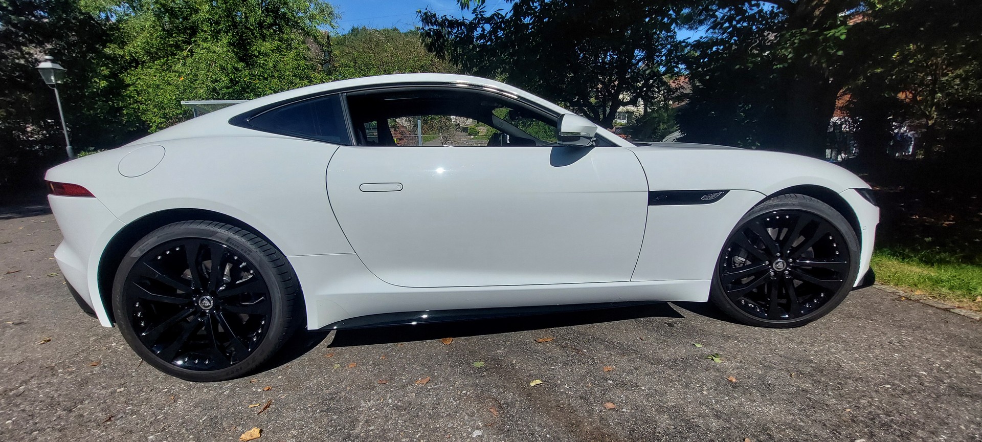 JAGUAR 2.0 R-Dynamic-image-1