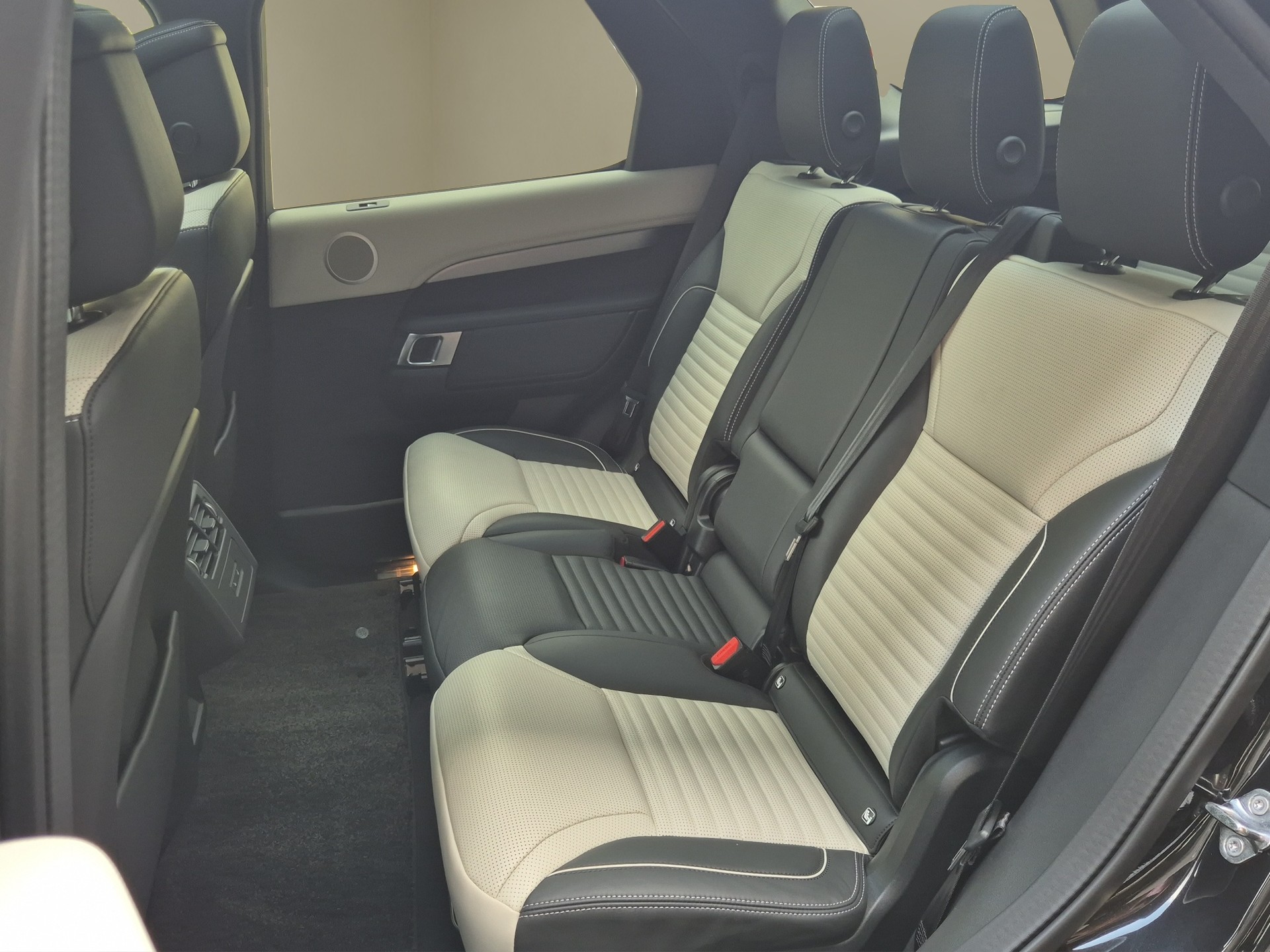 LAND ROVER Discovery 3.0 i6 360 R-Dynamic HSE AWD Automatic-image-15