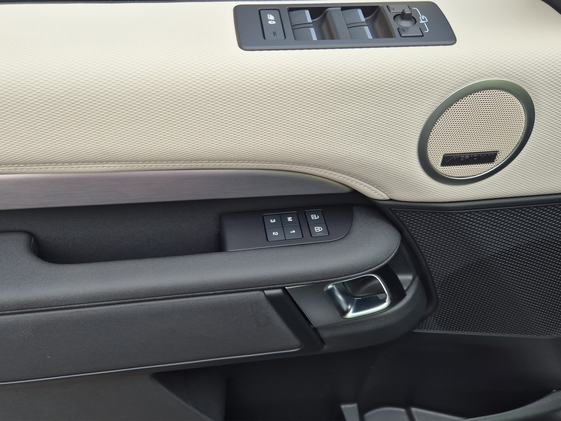 LAND ROVER Discovery 3.0 i6 360 R-Dynamic HSE AWD Automatic-image-13