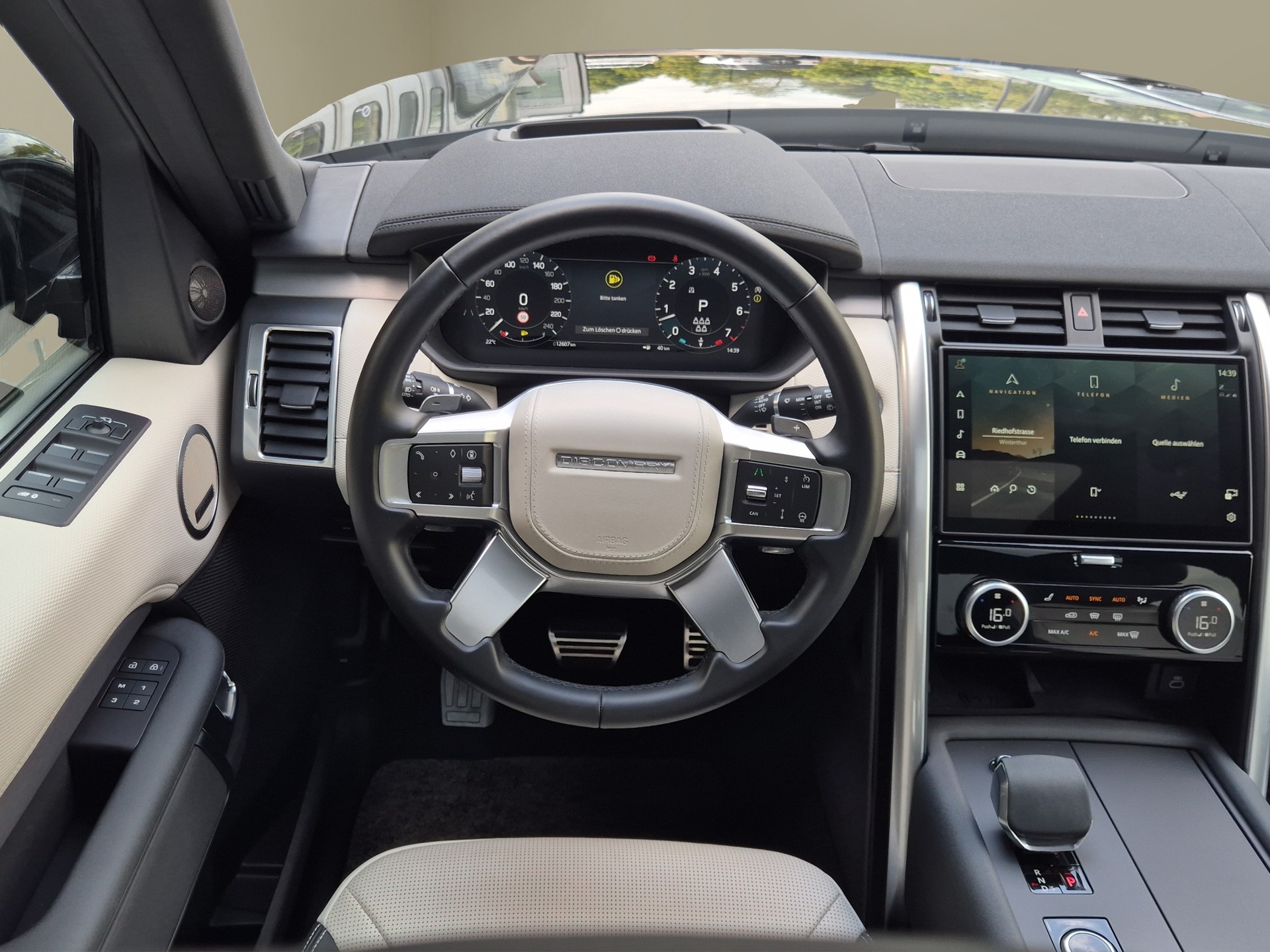 LAND ROVER Discovery 3.0 i6 360 R-Dynamic HSE AWD Automatic-image-11