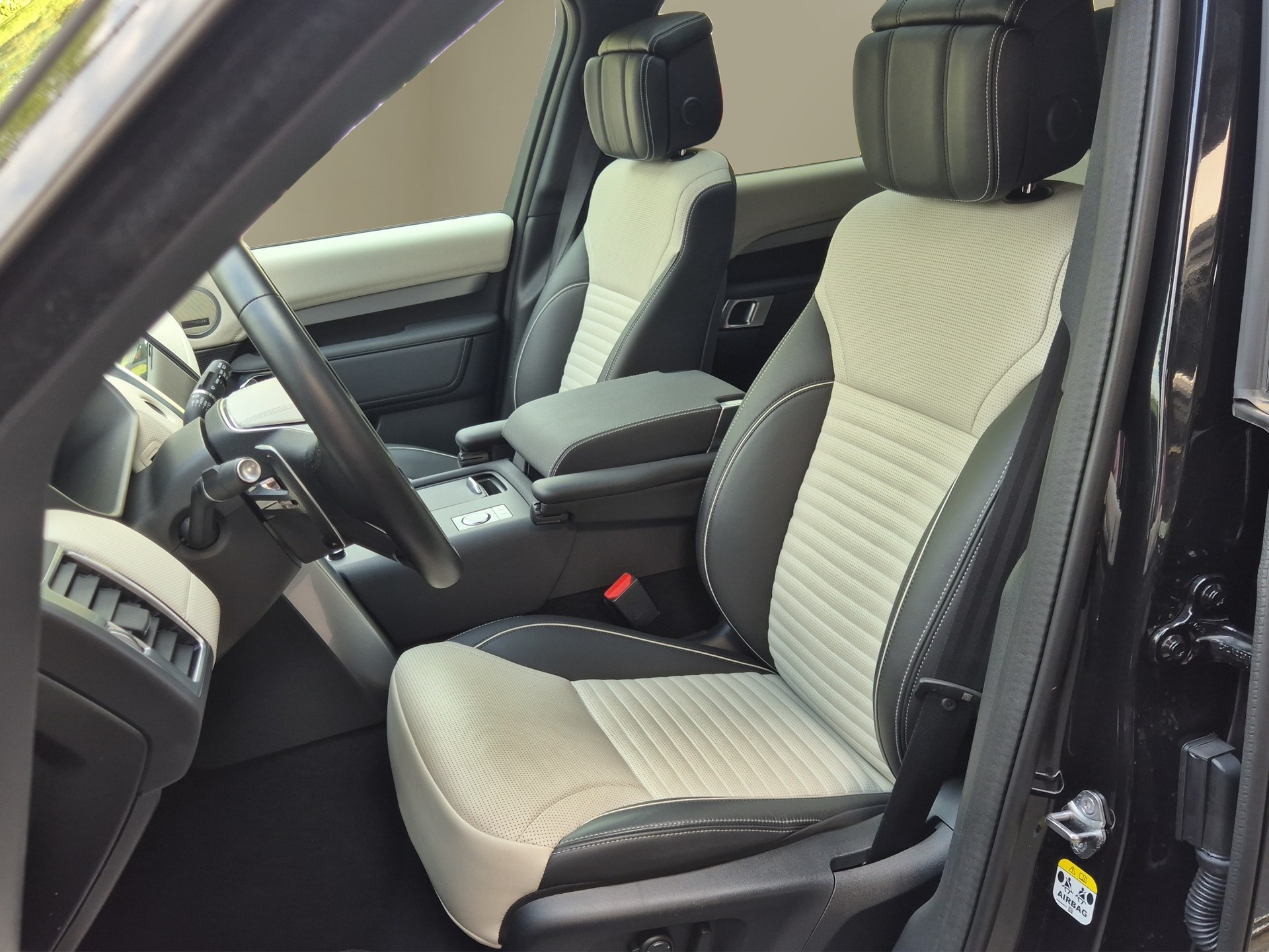 LAND ROVER Discovery 3.0 i6 360 R-Dynamic HSE AWD Automatic-image-8