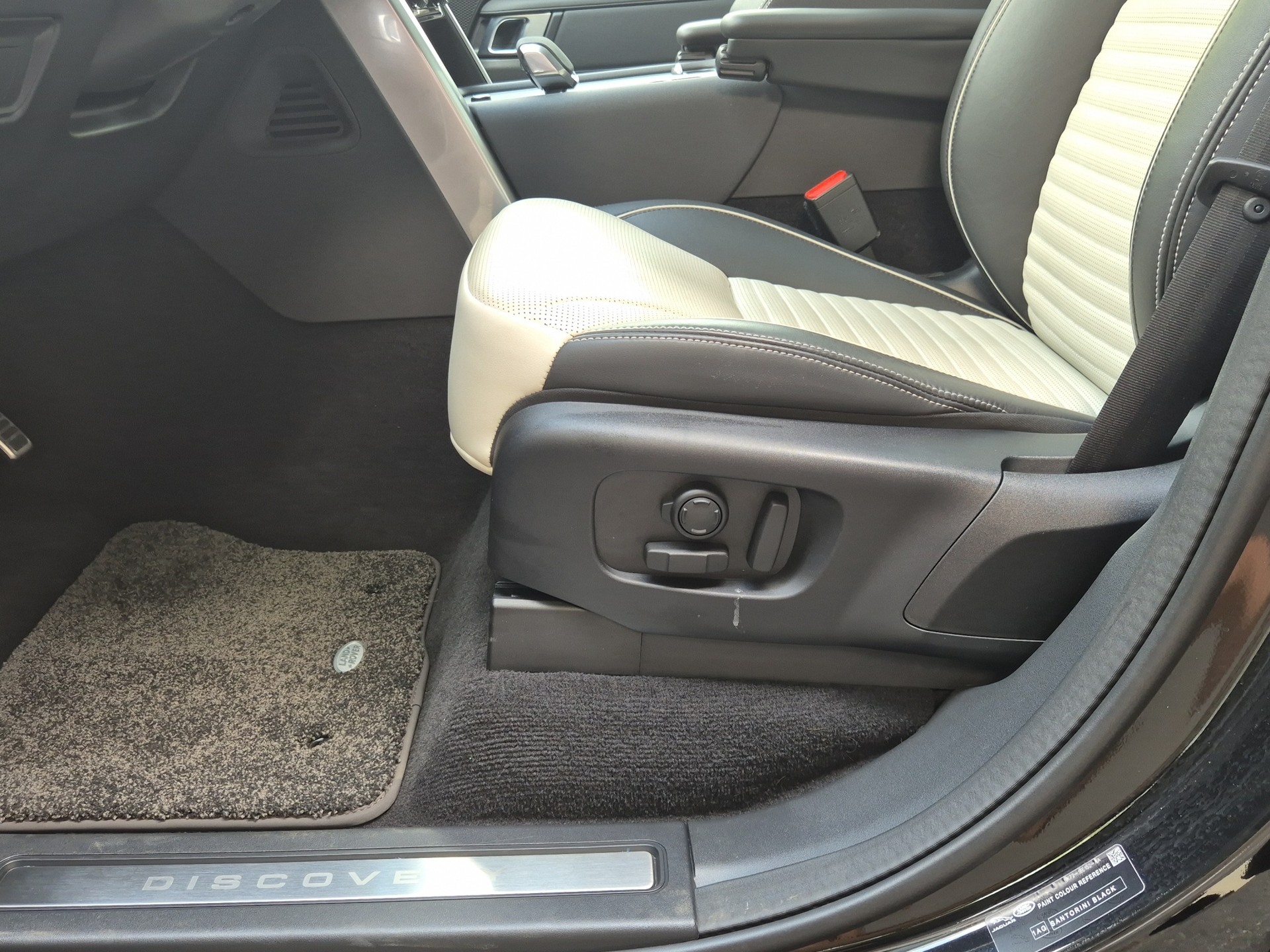 LAND ROVER Discovery 3.0 i6 360 R-Dynamic HSE AWD Automatic-image-9