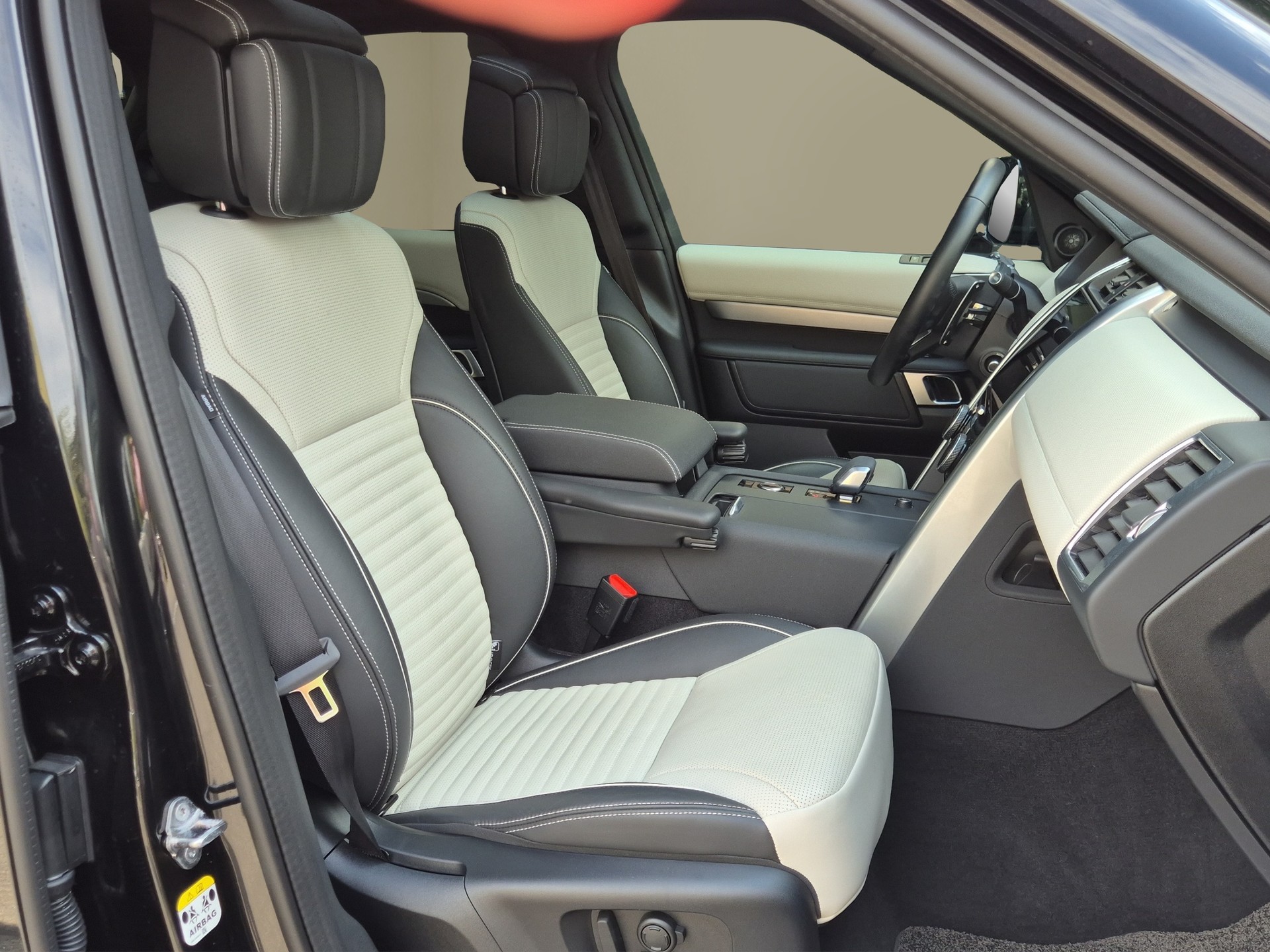 LAND ROVER Discovery 3.0 i6 360 R-Dynamic HSE AWD Automatic-image-16
