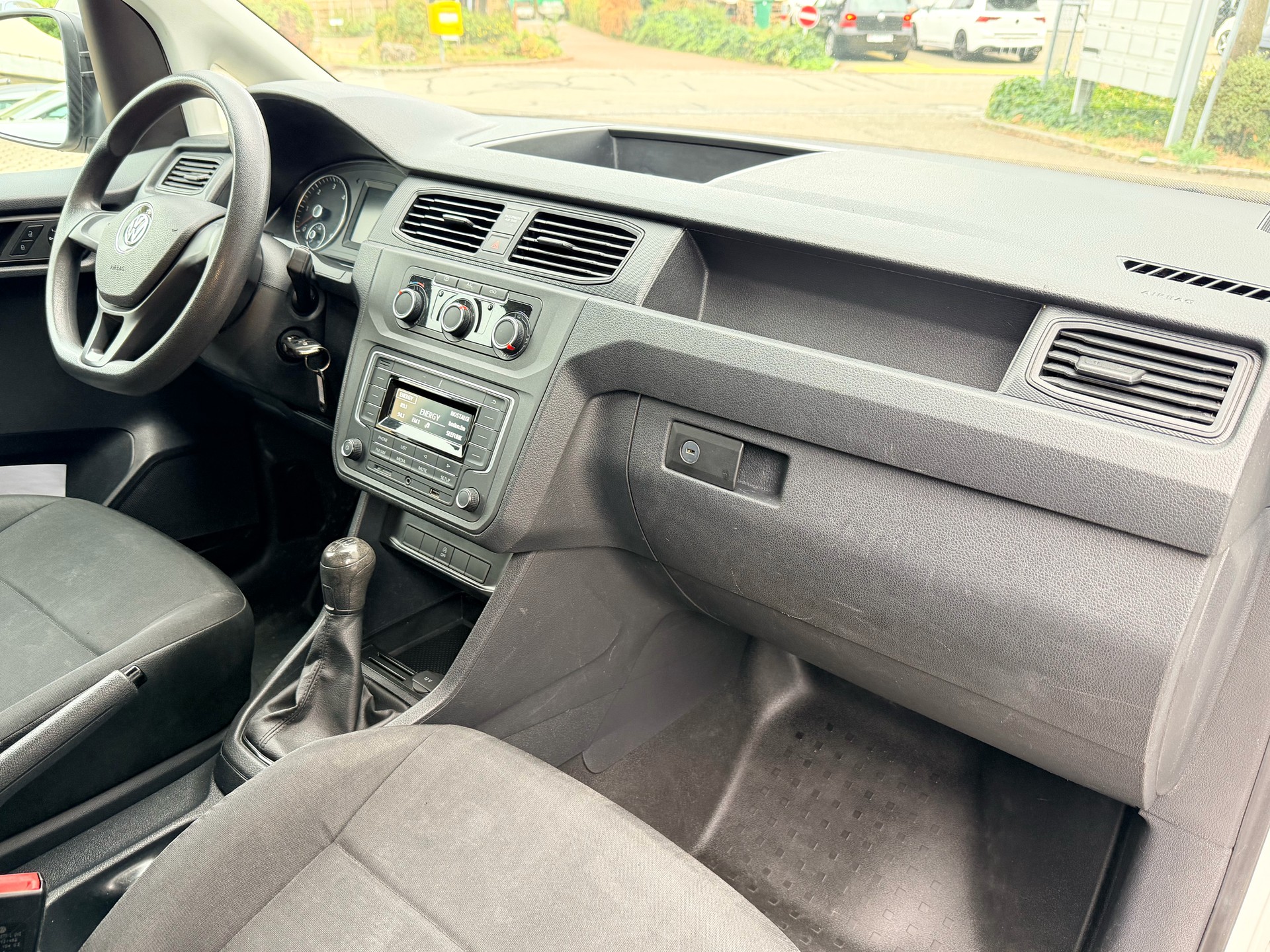 VW Caddy Maxi 2.0TDI BlueMotion Technology-image-8