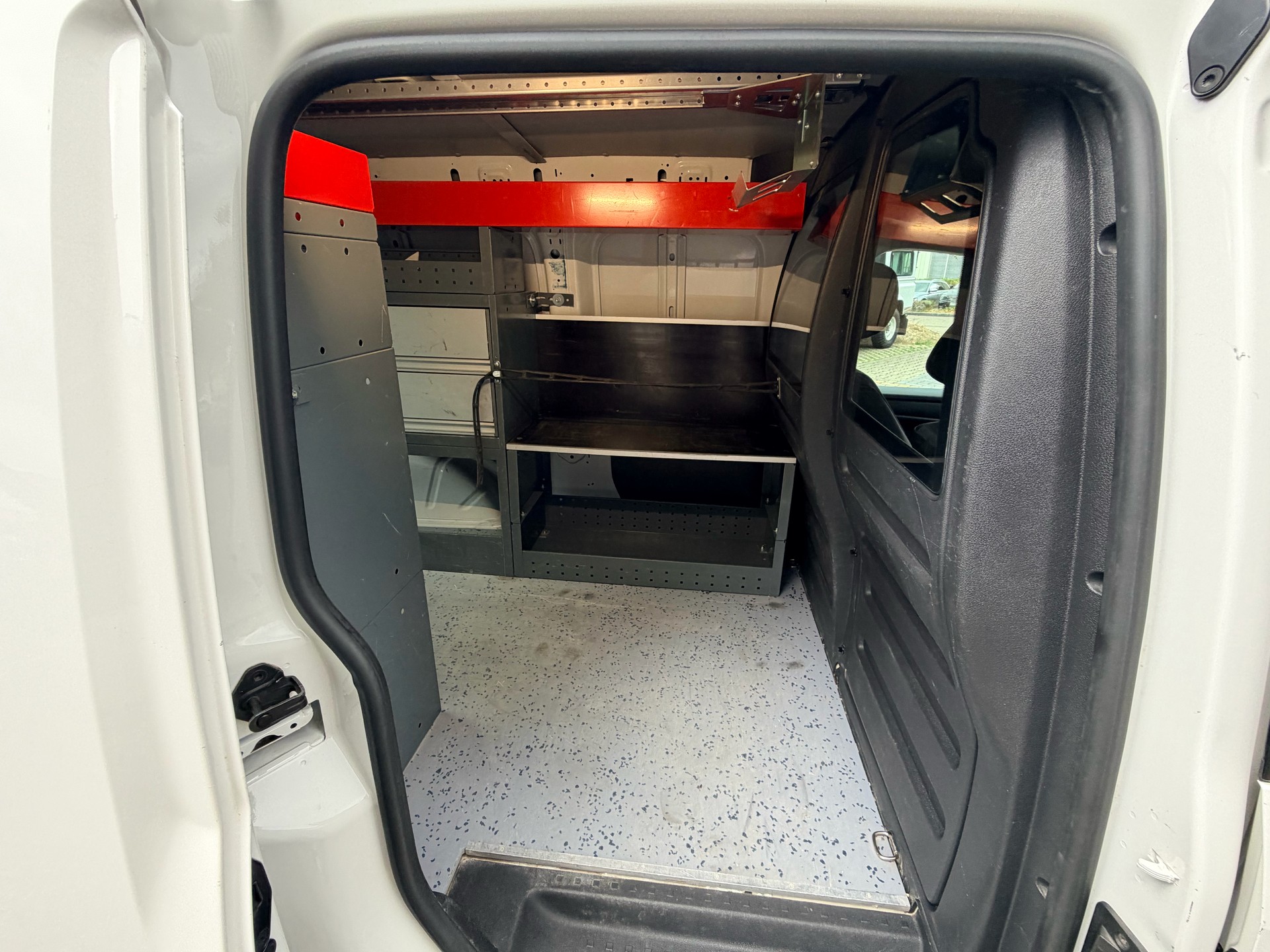 VW Caddy Maxi 2.0TDI BlueMotion Technology-image-10