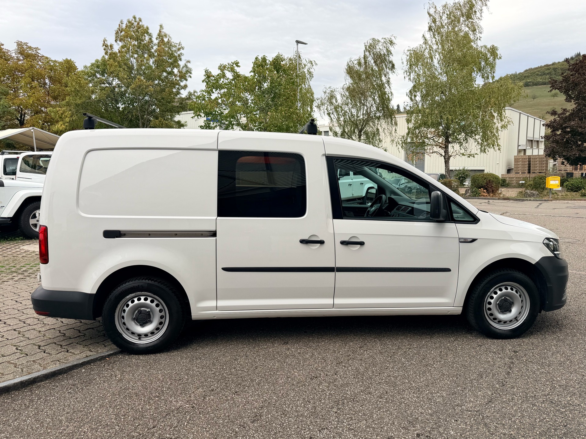 VW Caddy Maxi 2.0TDI BlueMotion Technology-image-1
