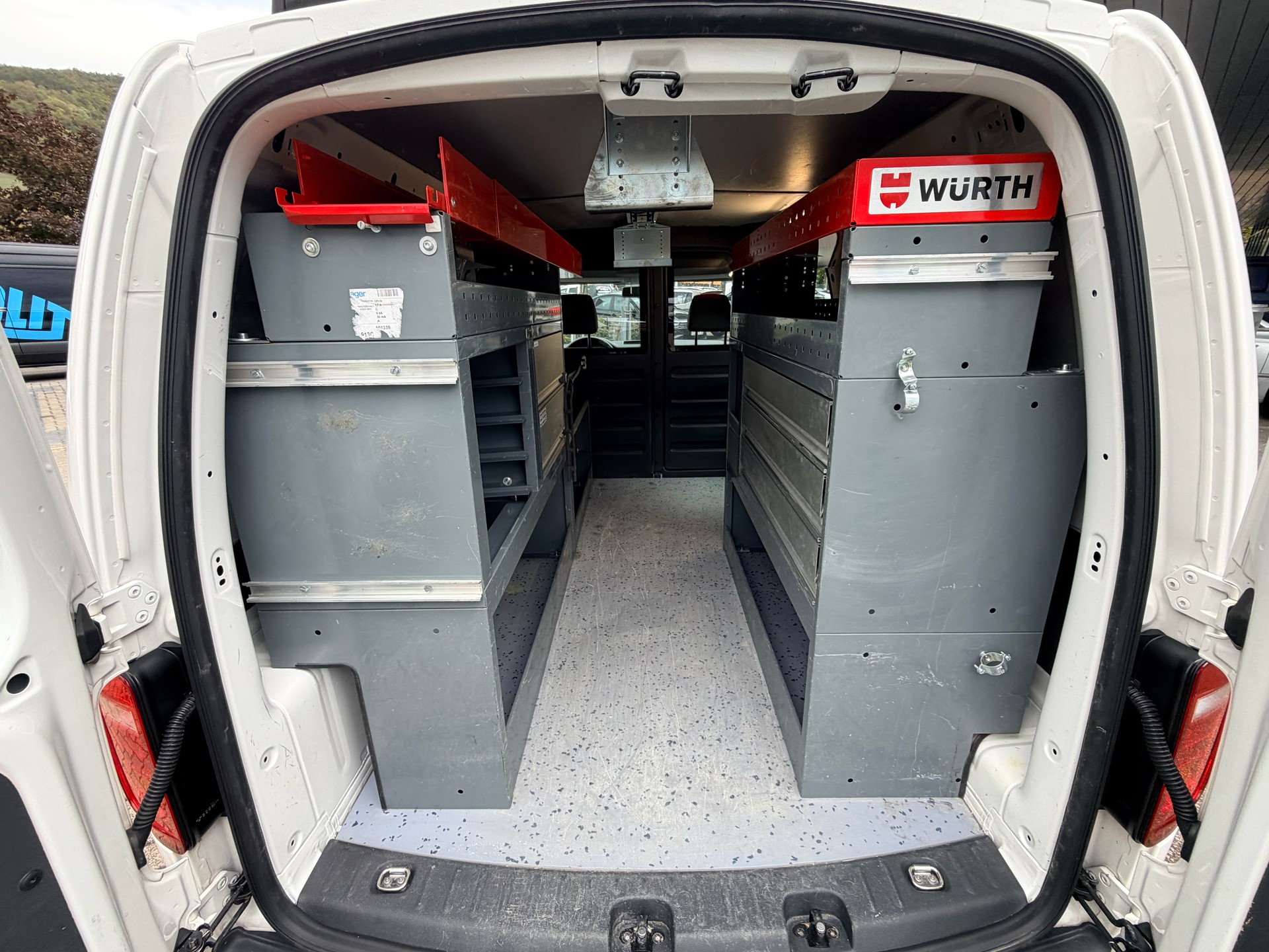 VW Caddy Maxi 2.0TDI BlueMotion Technology-image-11