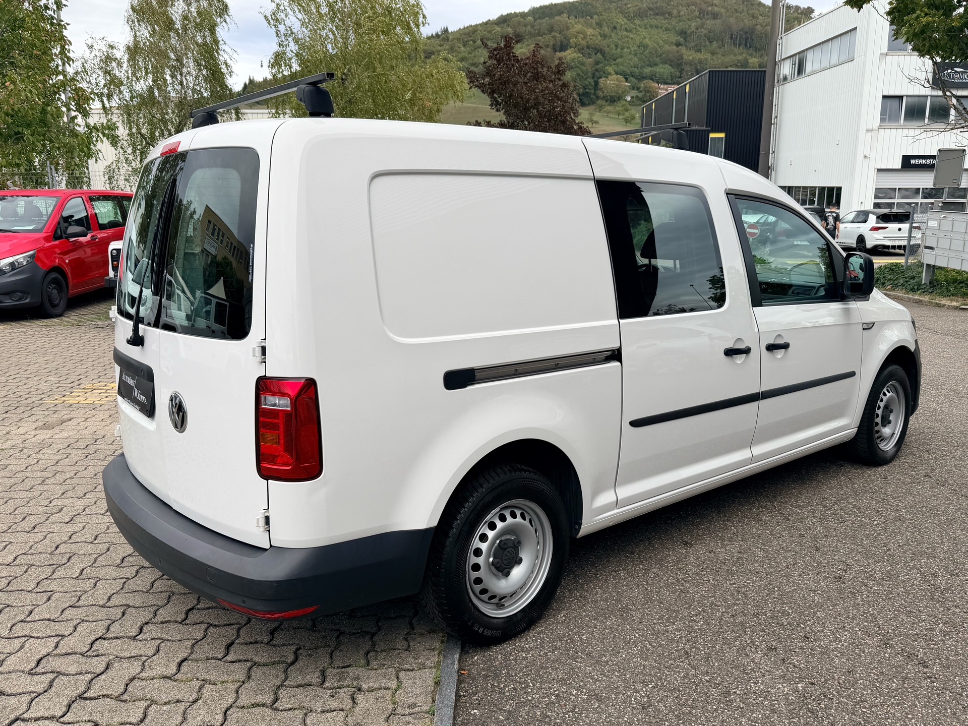 VW Caddy Maxi 2.0TDI BlueMotion Technology-image-2